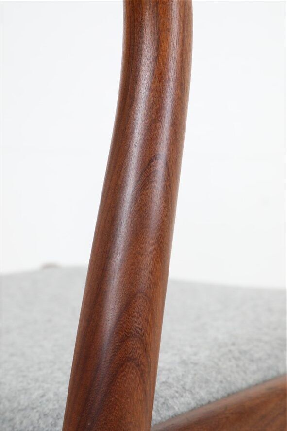 Chaise en teck Ærthøj Jensen & Mølholm entièrement restaurée avec un revêtement en feutre de laine / Design danois moderne du milieu du siècle / Années 1960