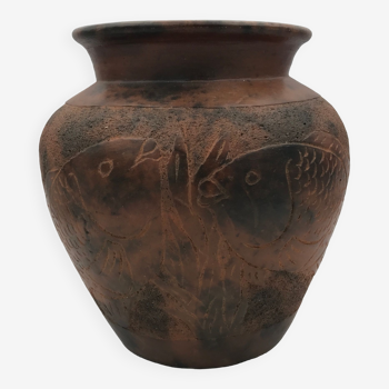 Vase pansu ou pot en terre cuite brune à décor artistique de poissons