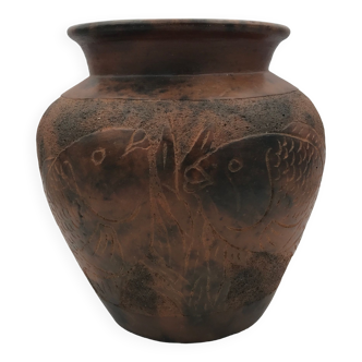 Vase pansu ou pot en terre cuite brune à décor artistique de poissons