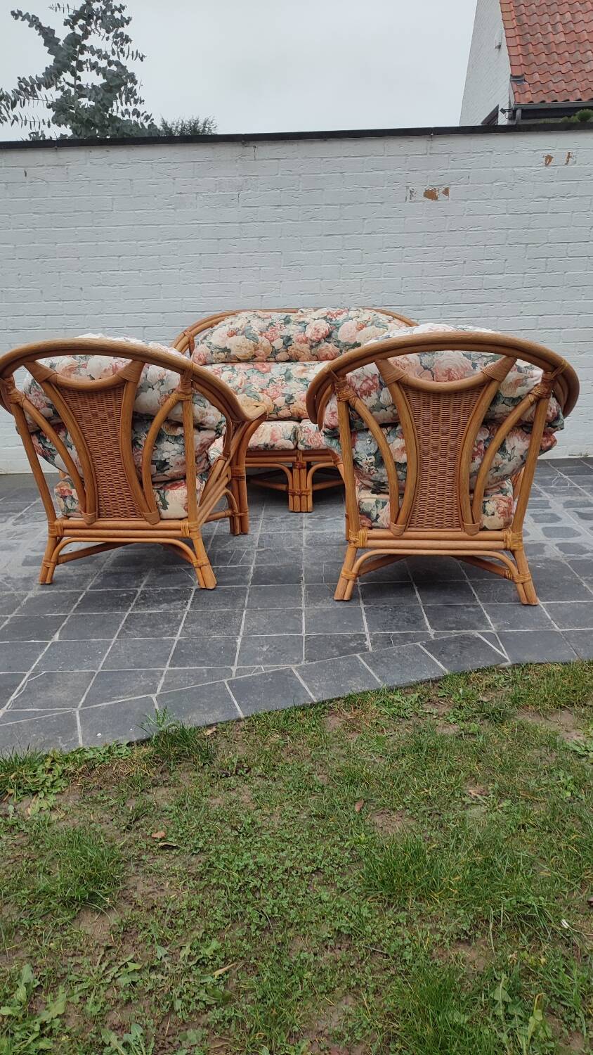 Set of 2 rattan armchairs with a bench.