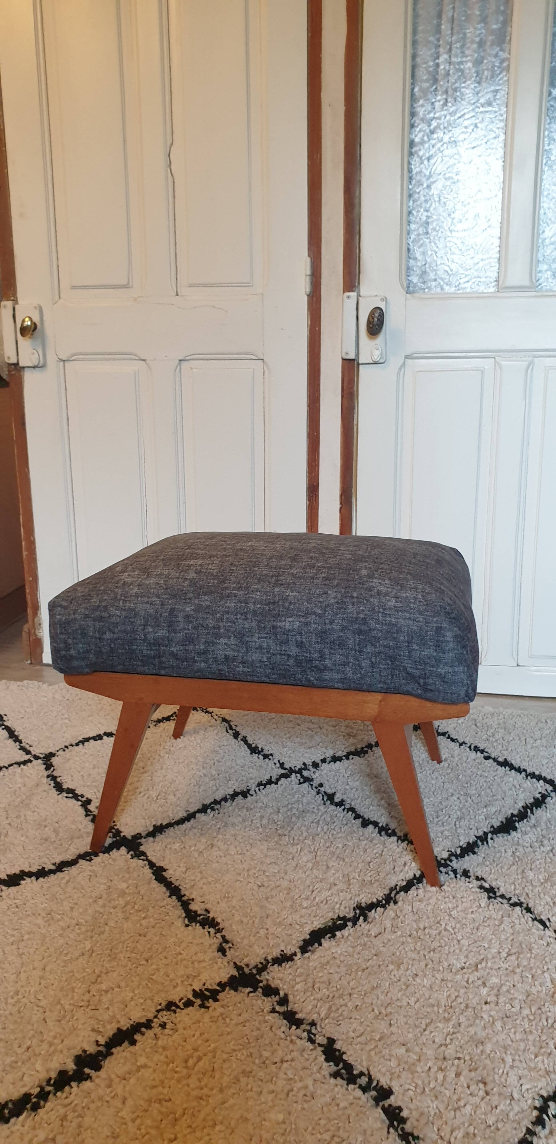 Gray compass foot pouf bench