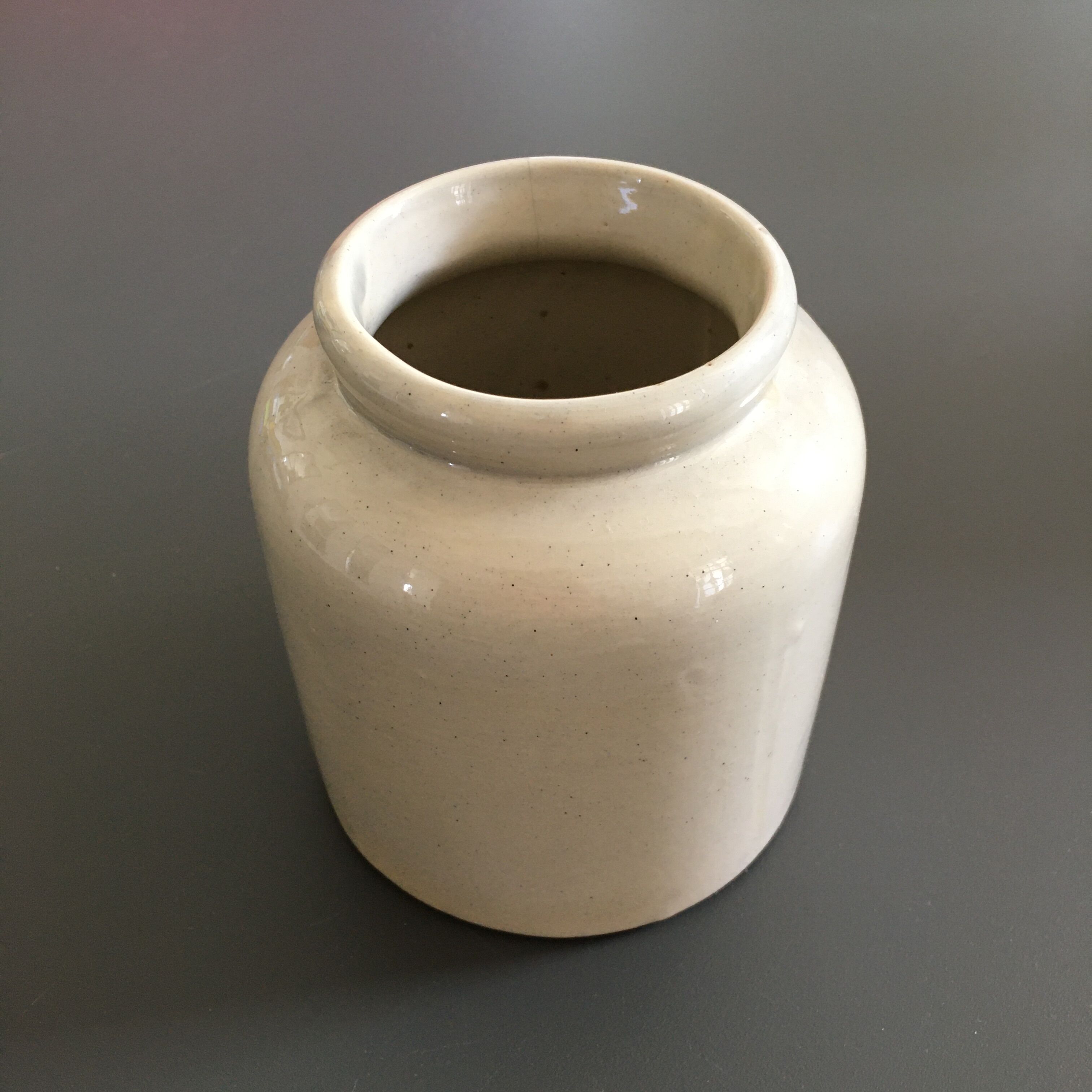Beige pencil pot