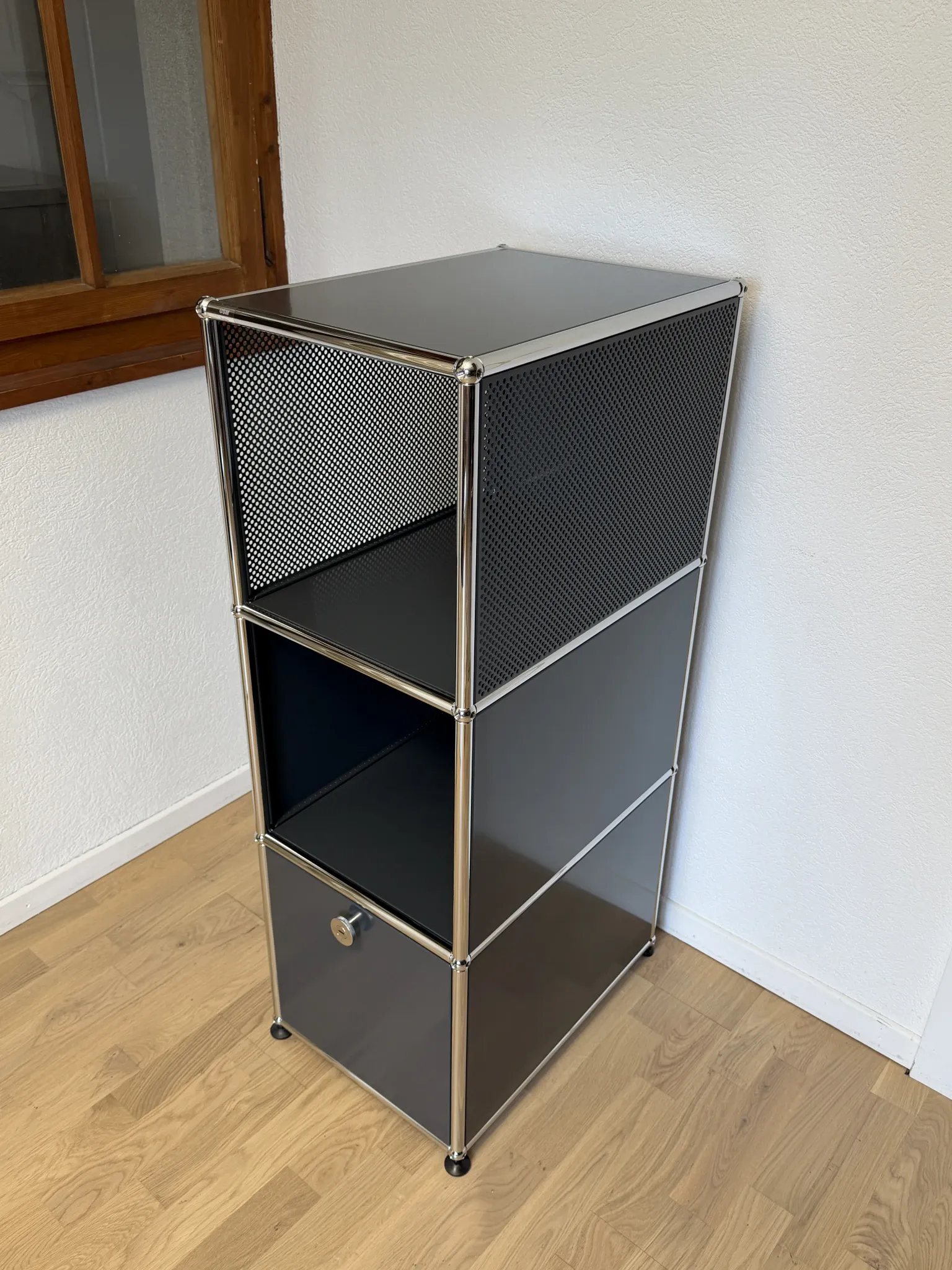 USM Haller Column in Anthracite Grey