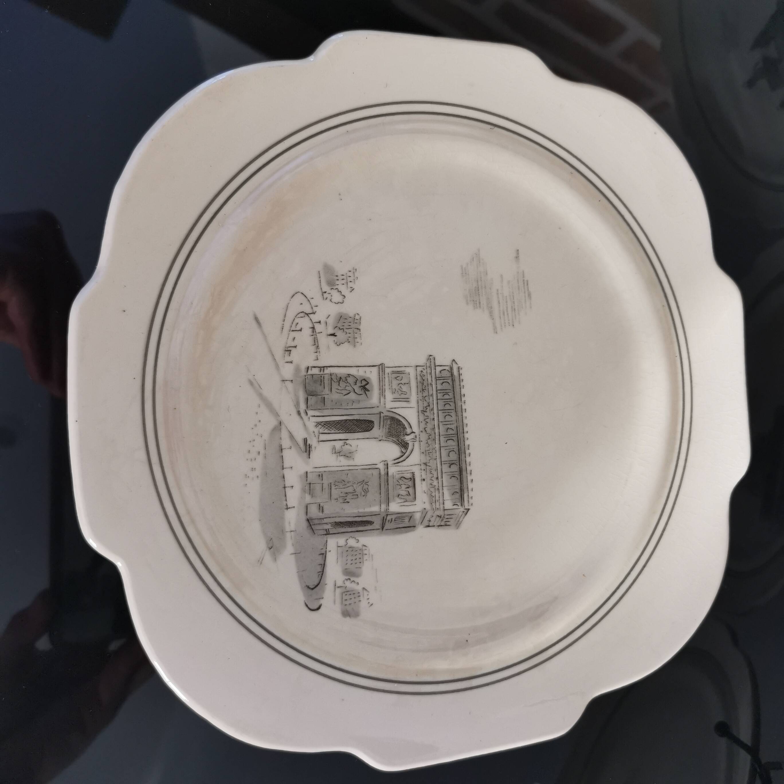 Série de 12 assiettes à dessert et son plateau à gâteaux Gien Paris Monuments