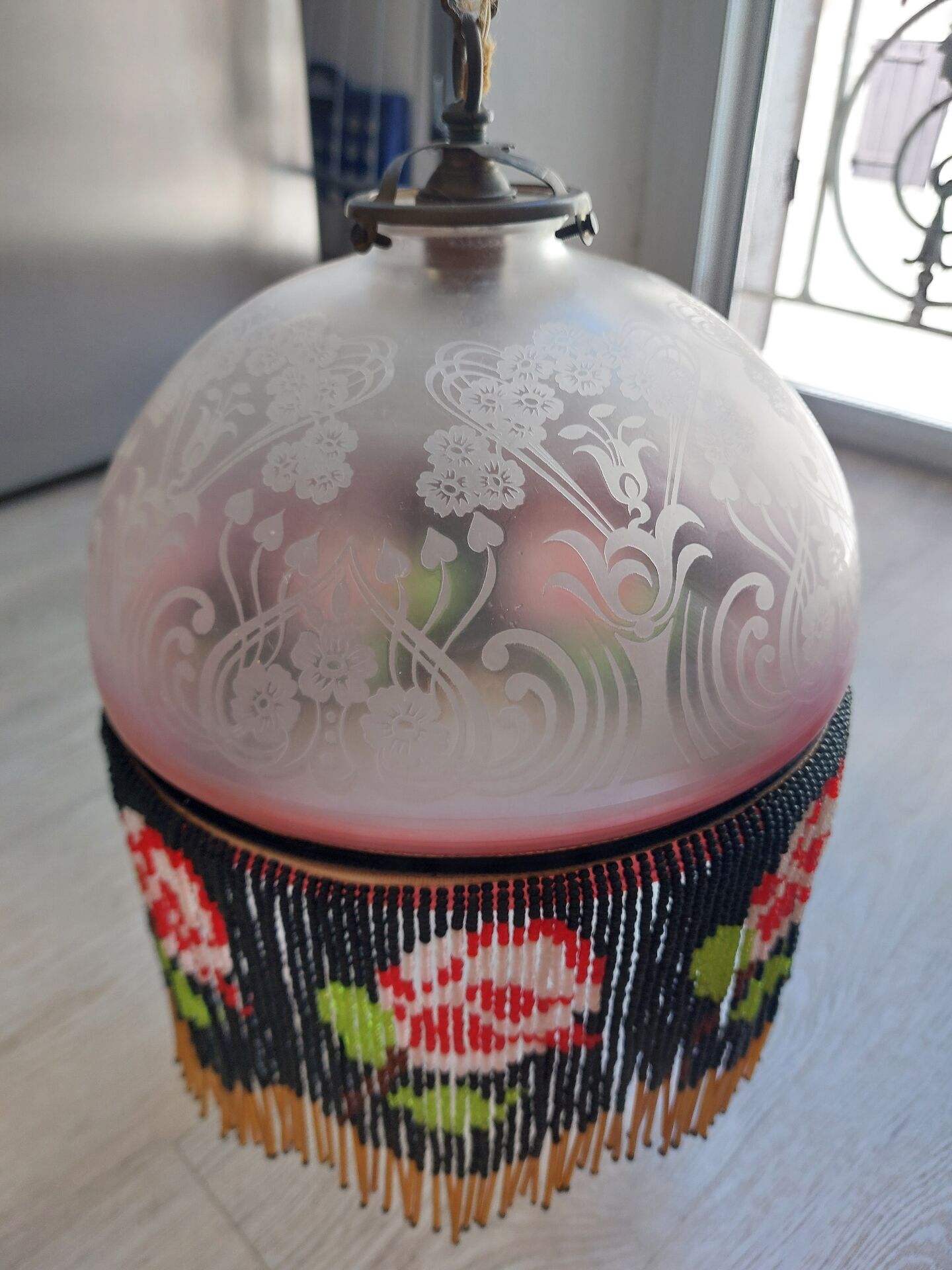 Suspension ancienne globe verre gravé rose frange perles rocaille Art