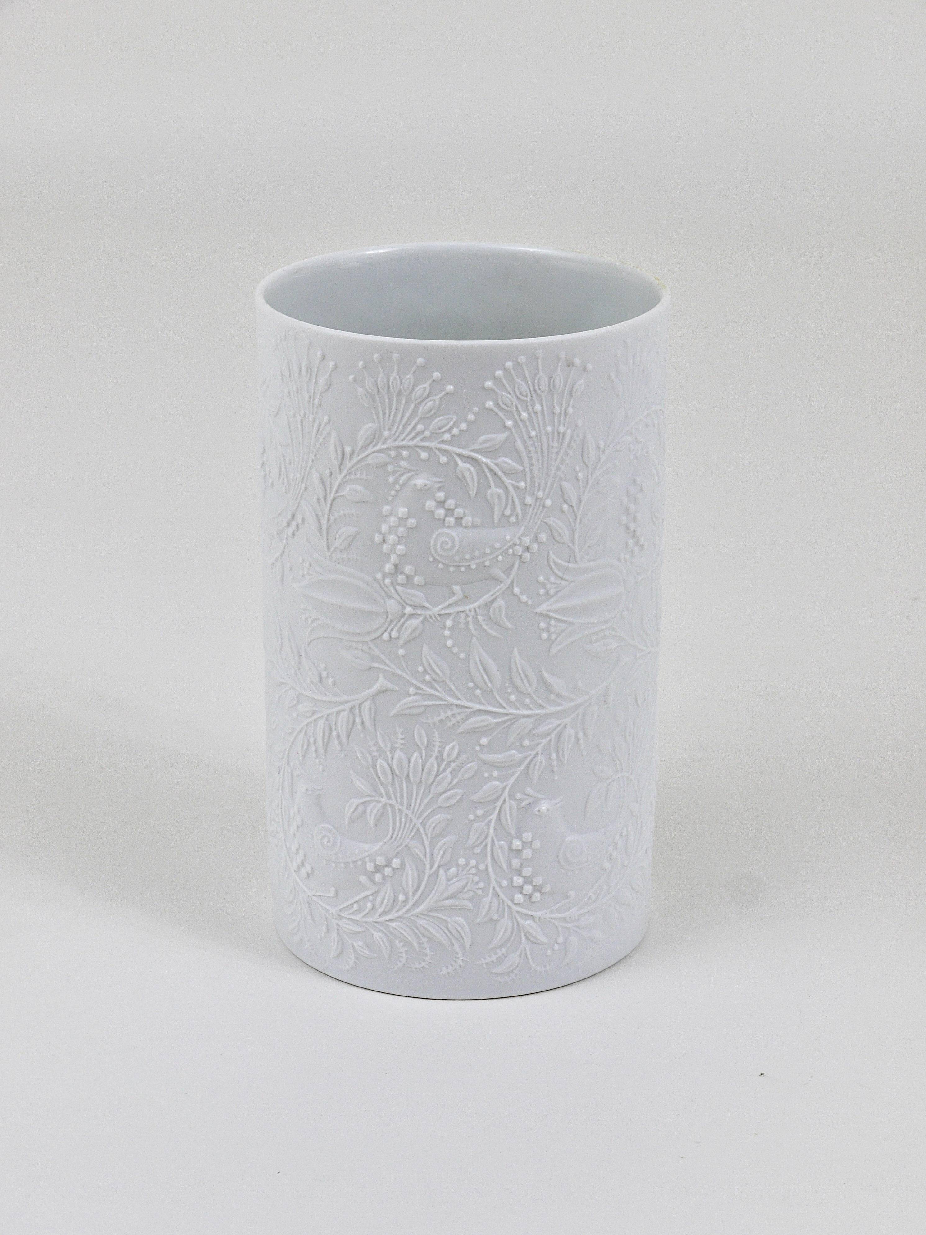 White relief Op Art porcelain vase by Bjorn Wiinblad, Rosenthal Studio Line, 1960s.