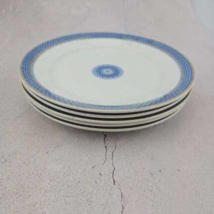 Set of 5 flat porcelain plates with blue rim, Société Céramique Maastricht, gold border.