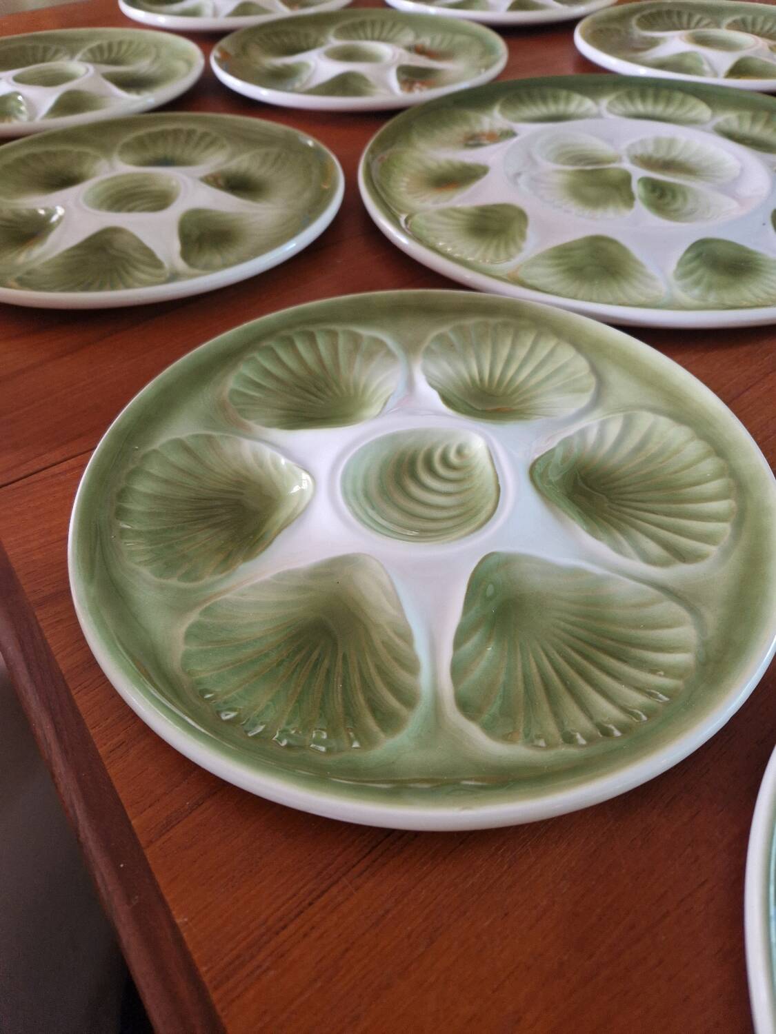 Vintage oyster service Moulin des Loups Orchies barbotine, 12 plates