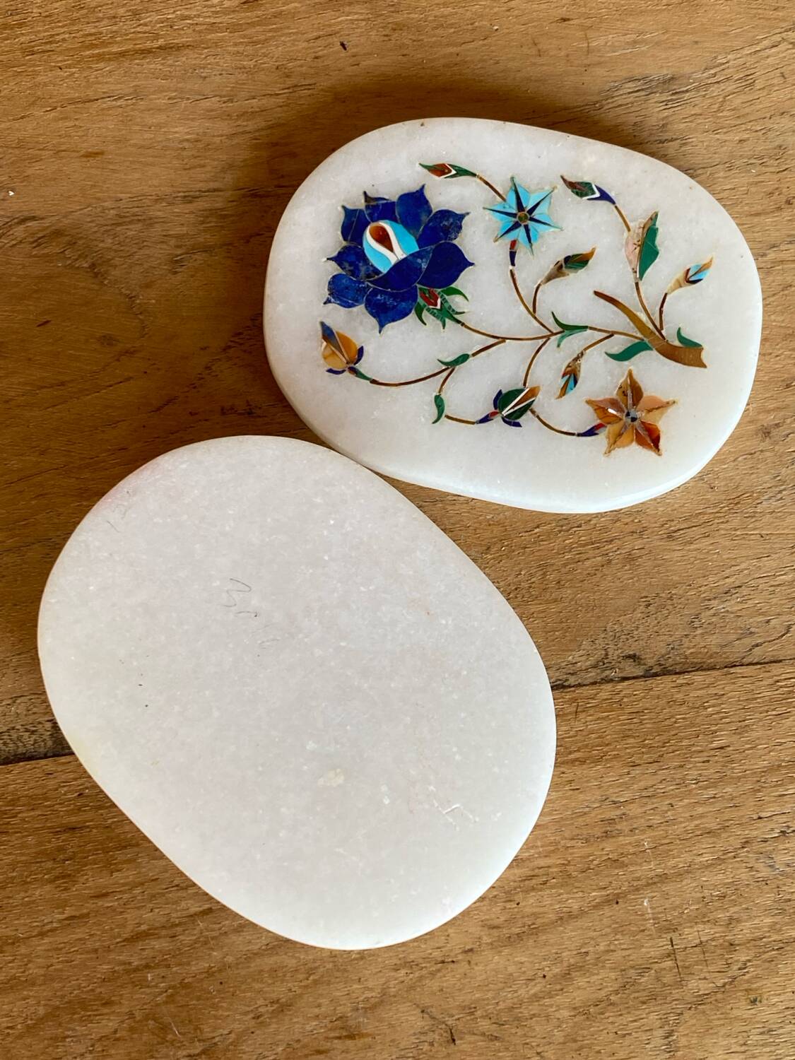 Boite en albâtre blanc décor floral incrusté