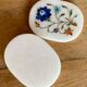 Boite en albâtre blanc et décor floral incrusté