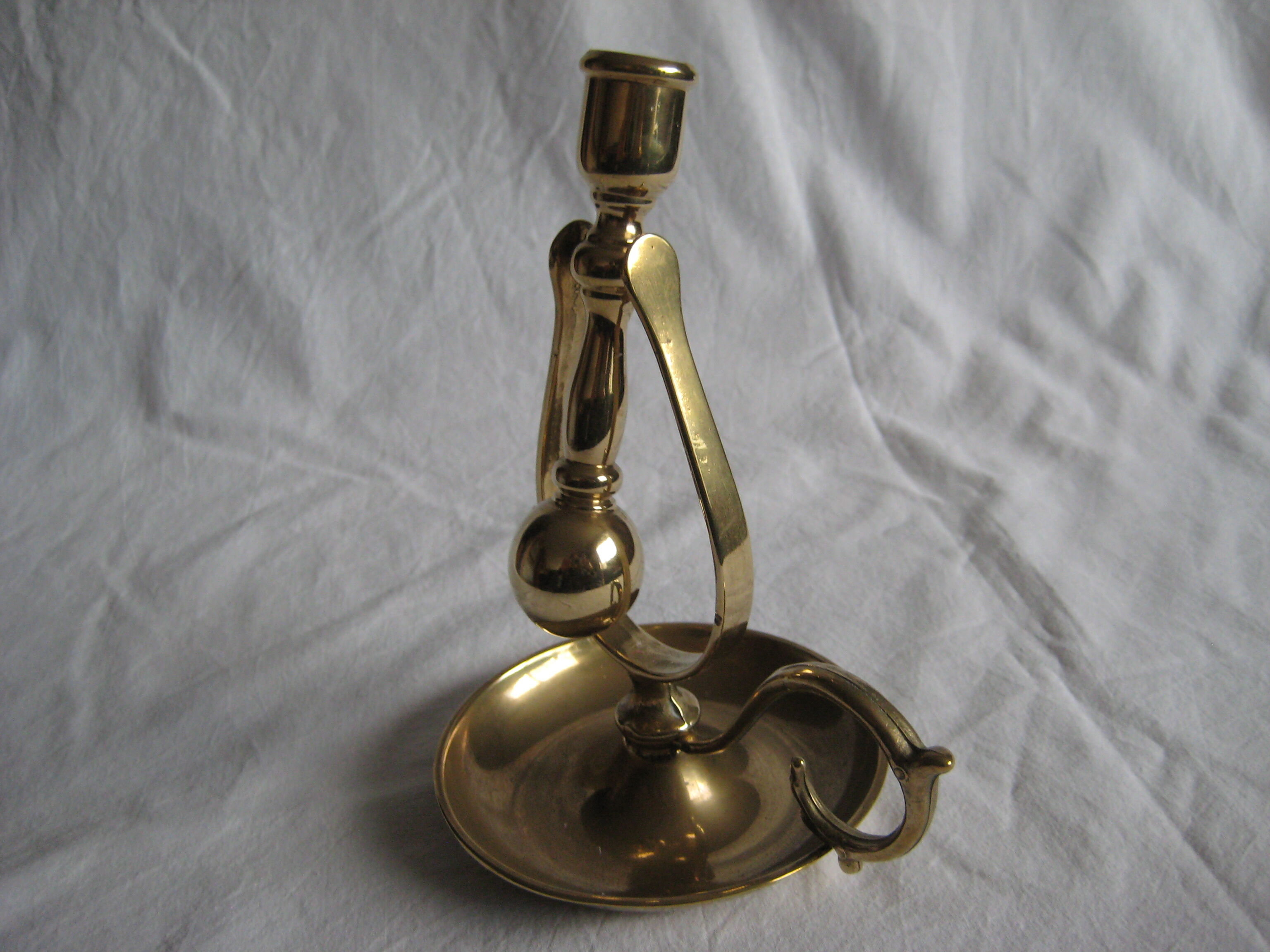 Anti-roll pendulum candlestick