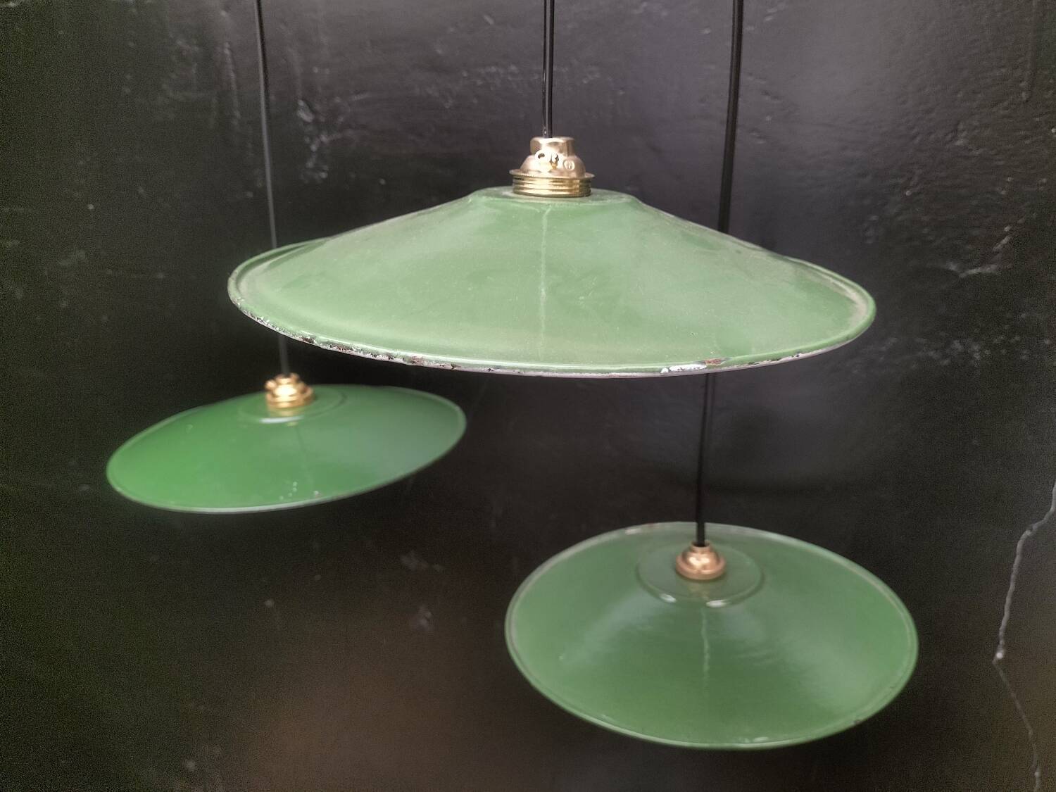 Enamelled sheet metal suspensions