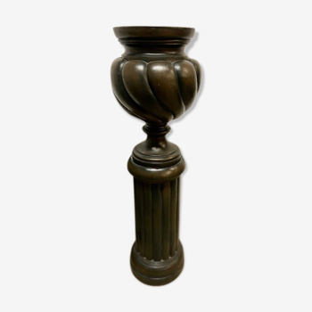 Cvas on twisted column in glazed terracotta