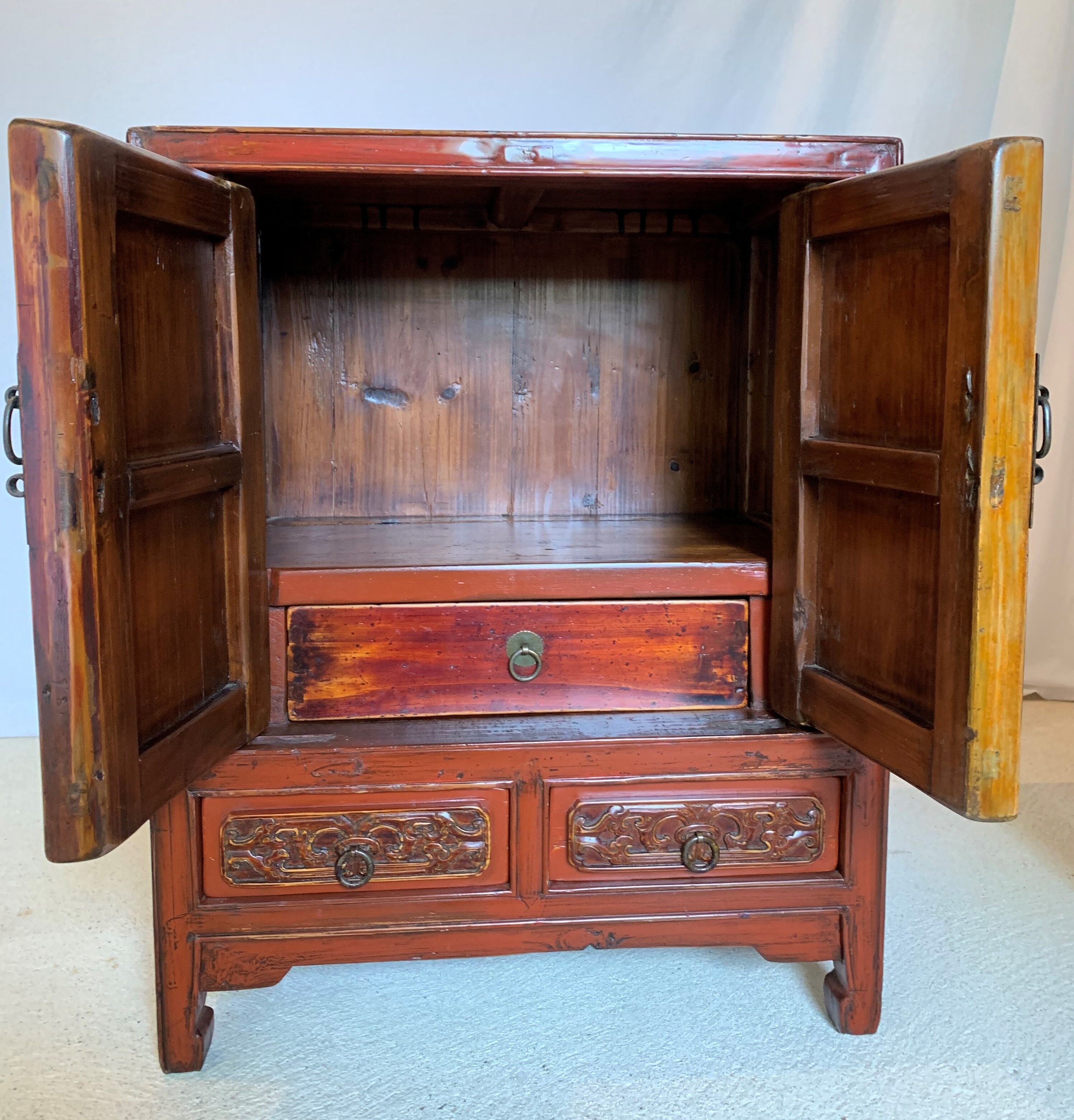 Chinese cabinet laqué red