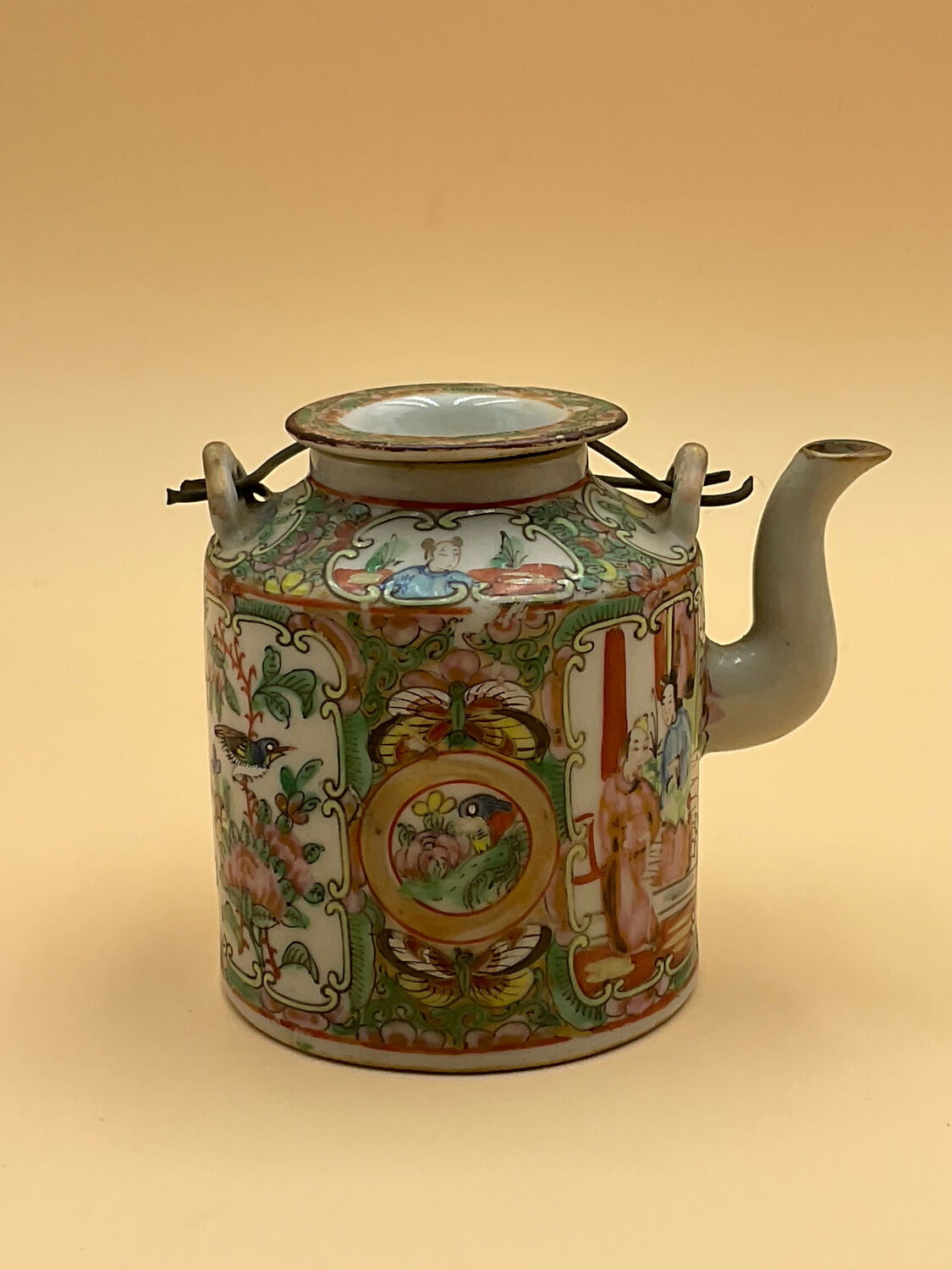 Porcelain teapot from China Canton XIX°