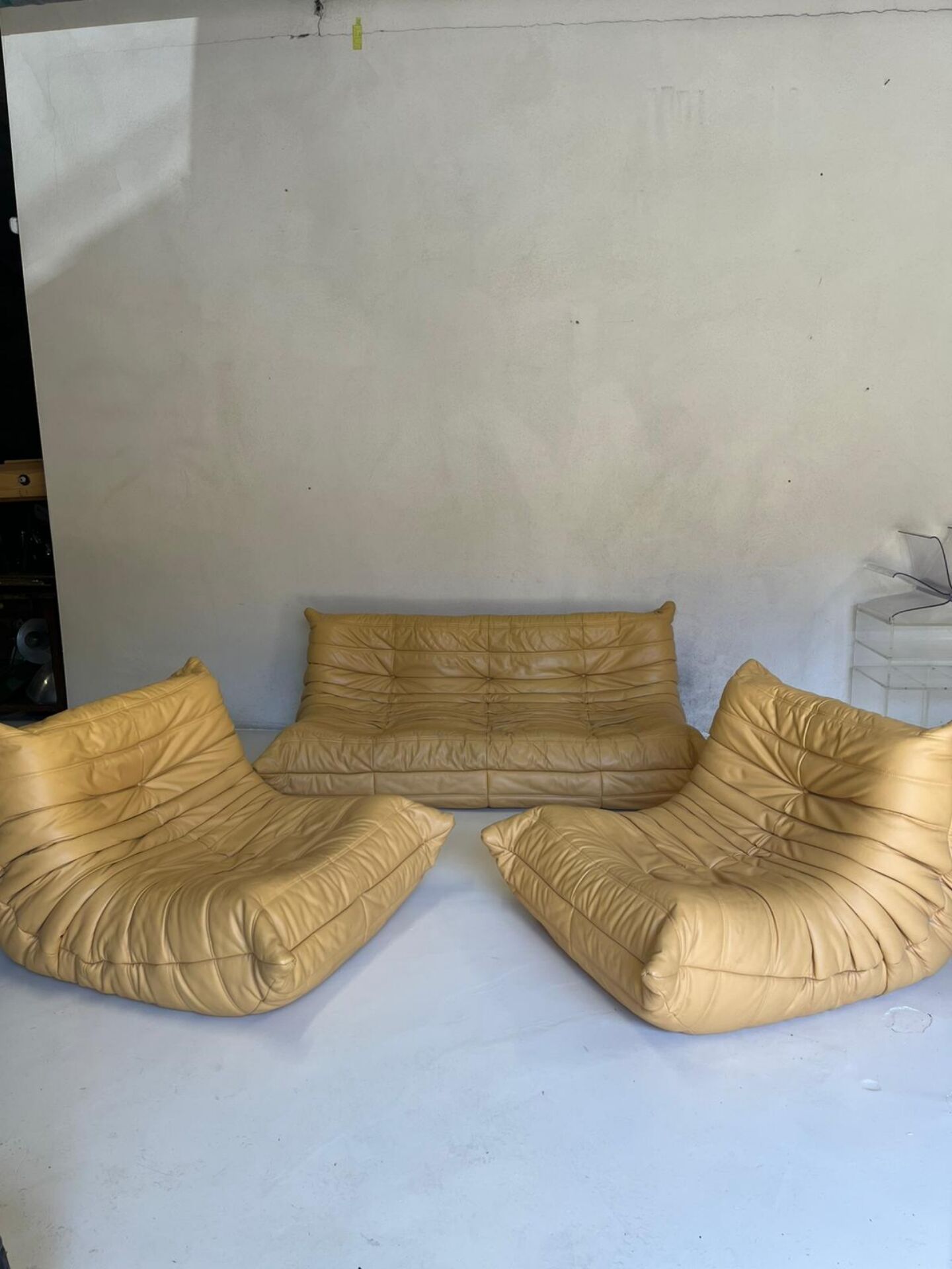 Ligne Roset Togo vintage honey yellow leather – 3-seater + 2 armchairs