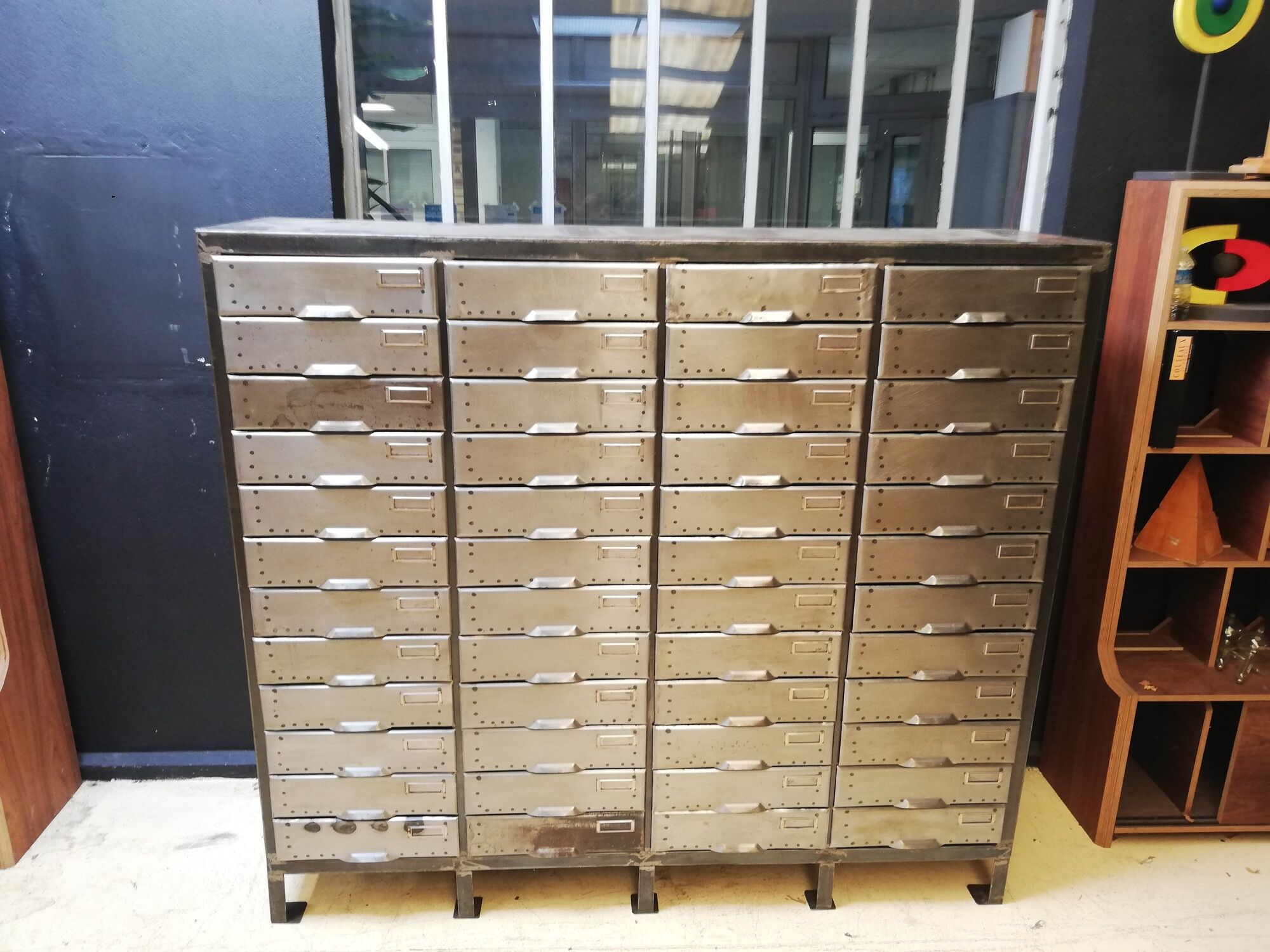 Industrial clamshell cabinet, metal lockers