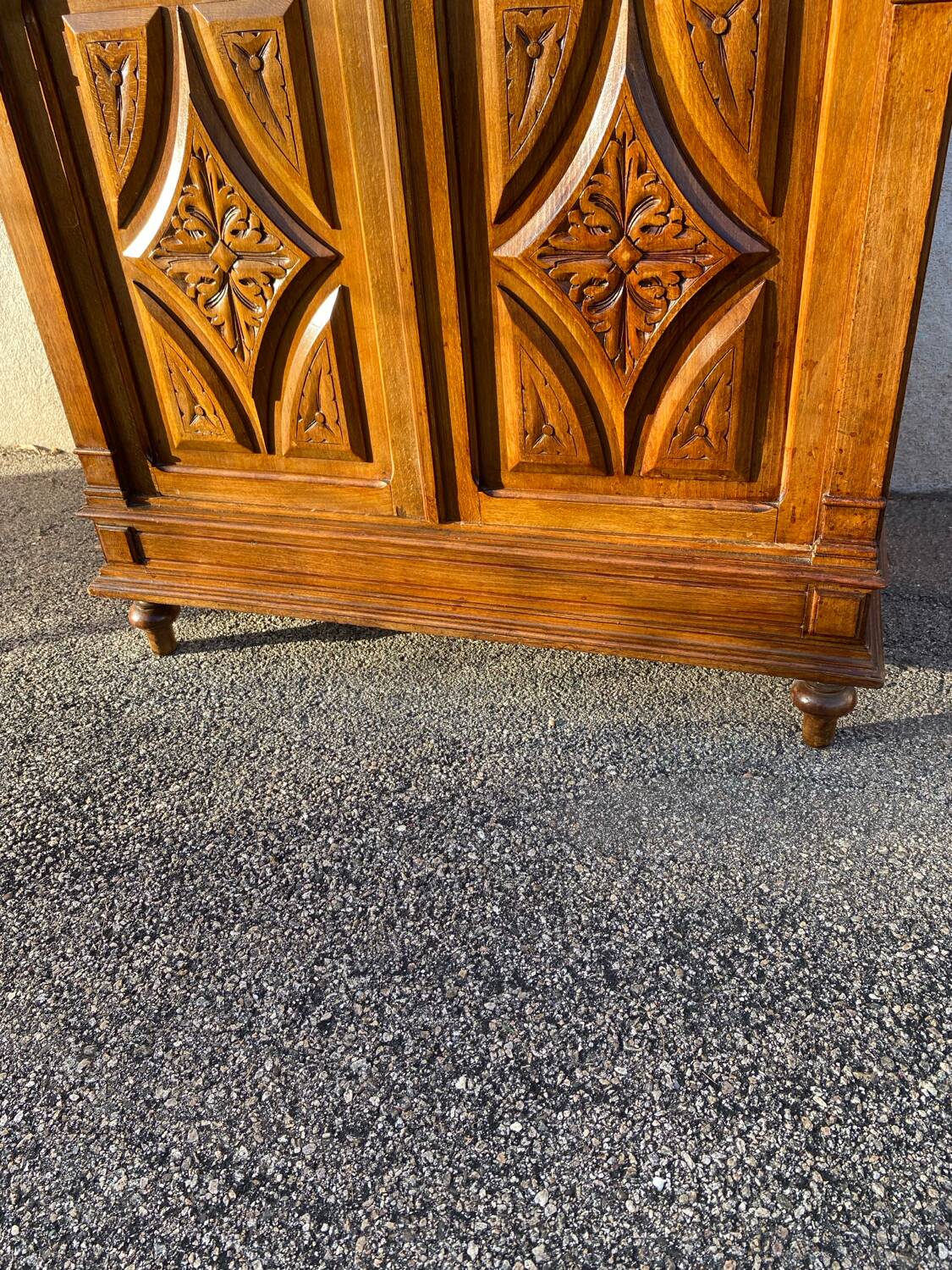 Display case: 2-door bookcase