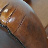 Fauteuil ancien en cuir de mouton couleur cognac