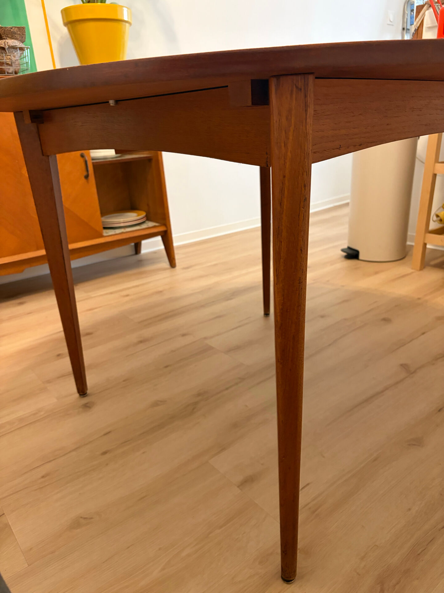 Table ronde design scandinave en teck extensible avec rallonge