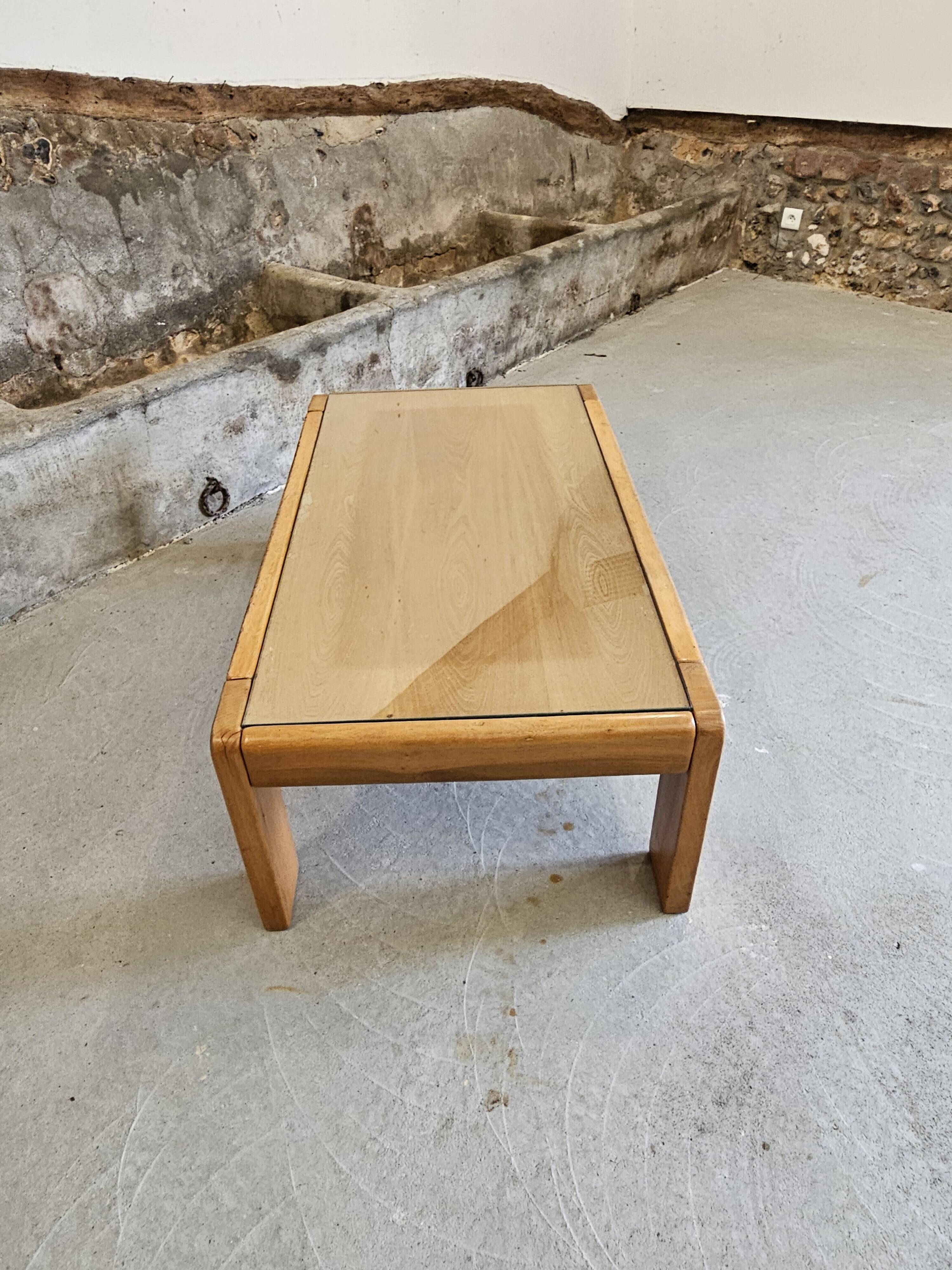 Designer coffee table 1970-1980 in kois elm and glass