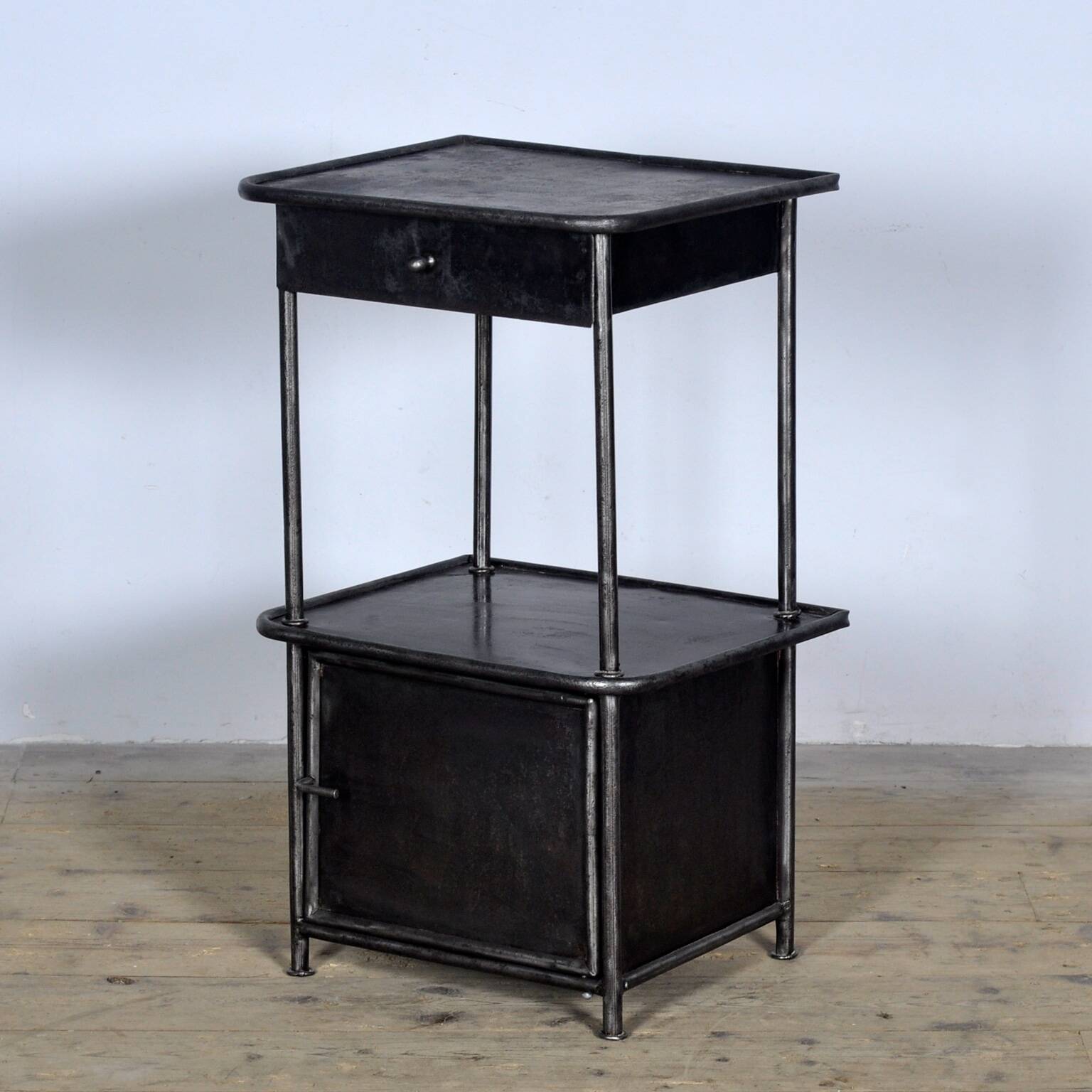 Table de nuit en fer, années 1910