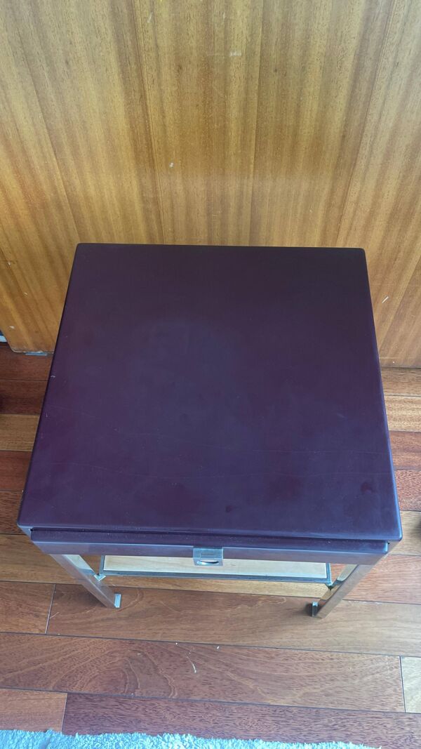 Table d’appoint moderniste en métal chromé et laque li de vin – Guy Lefevre