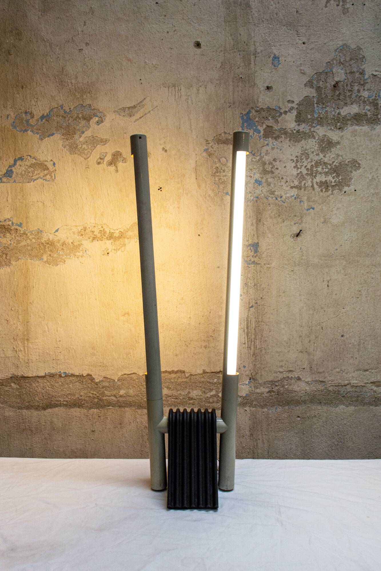 Lampada da tavolo Sistema Flu di Rodolfo Bonetto per Luci Italia 1981