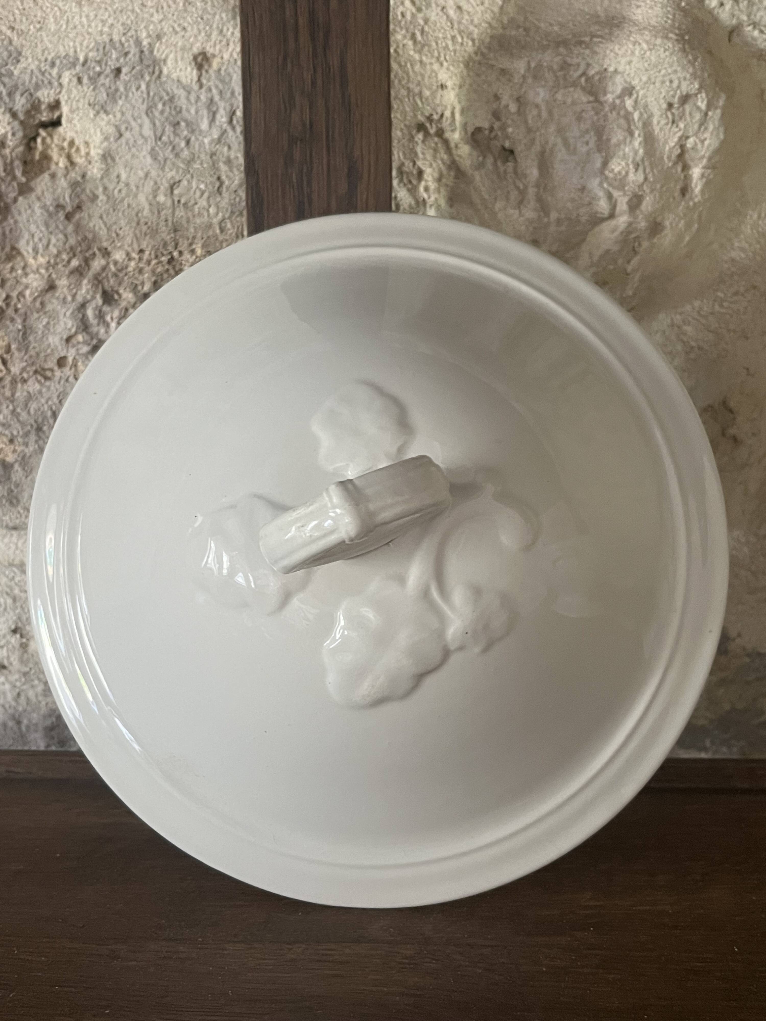 White porcelain soup tureen - Moulin des Loups