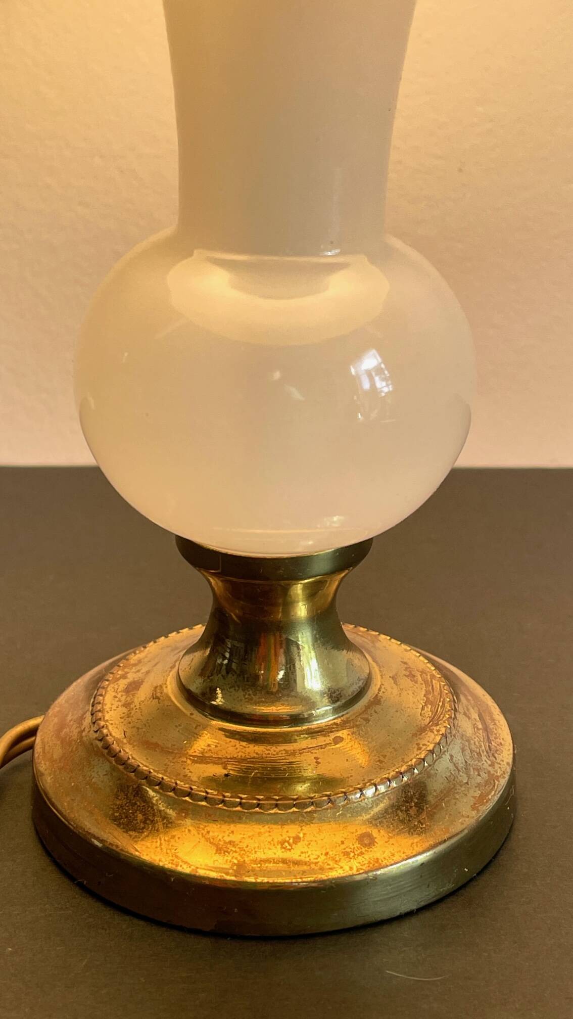 Chic lamp in opaline glass and vintage brass