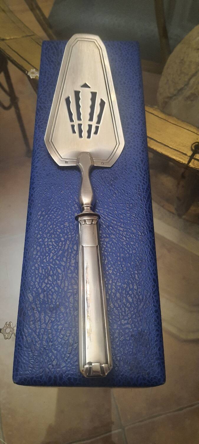 Pie shovel