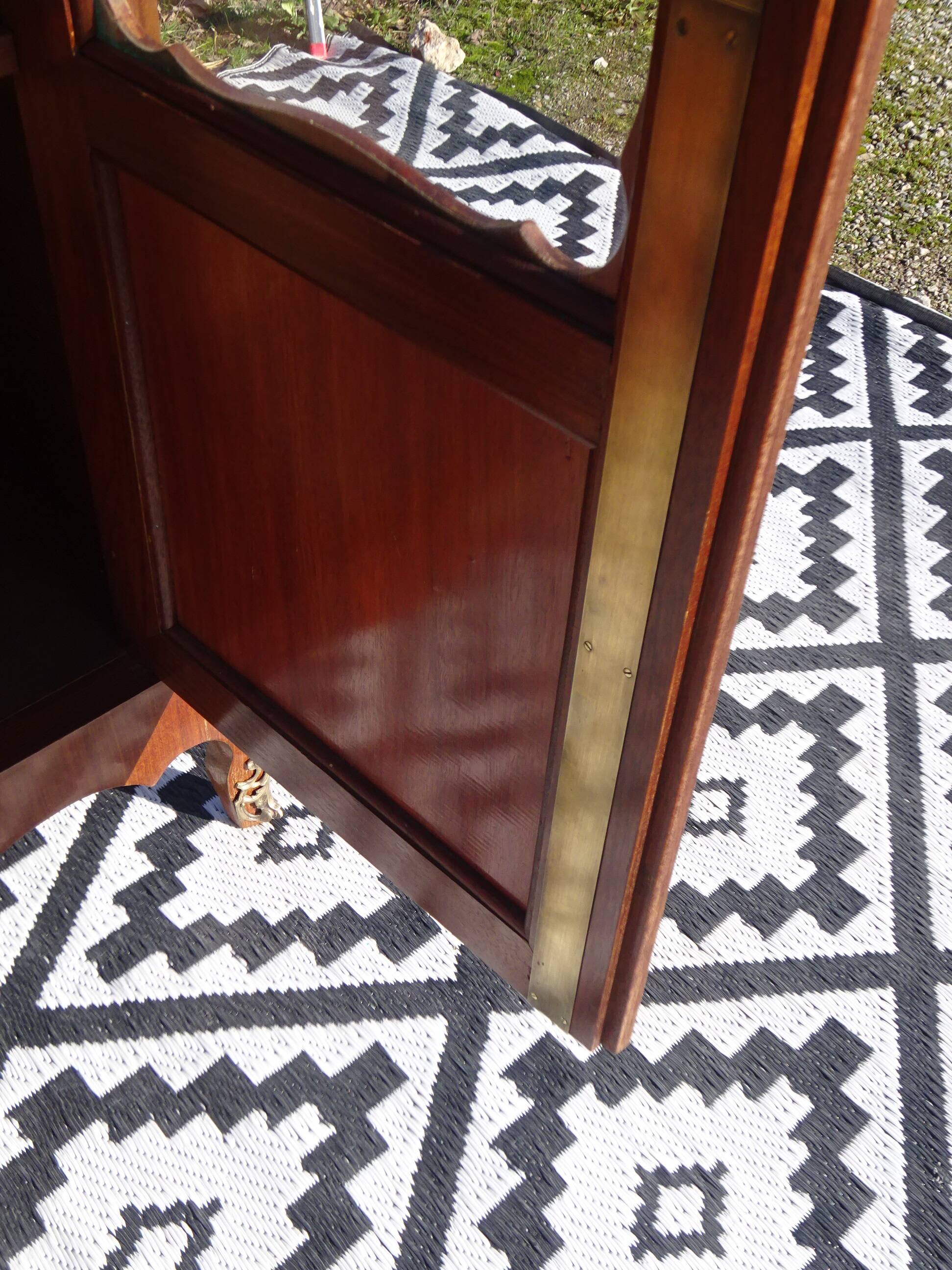 Glass library with rosewood marquetry in the Louis XV style.