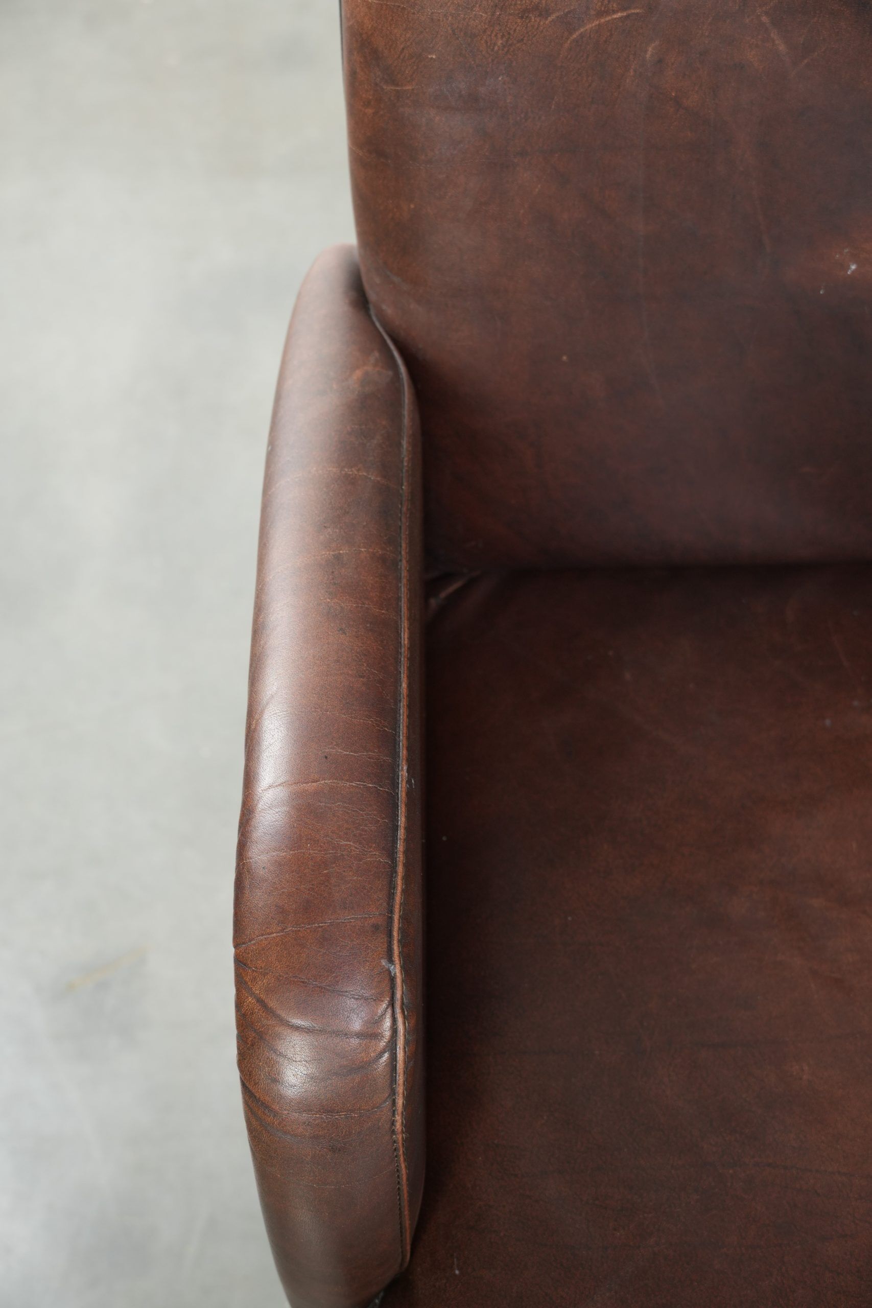 Set of 4 nicely finished dining chairs/side chairs with armrests made of cowhide leather