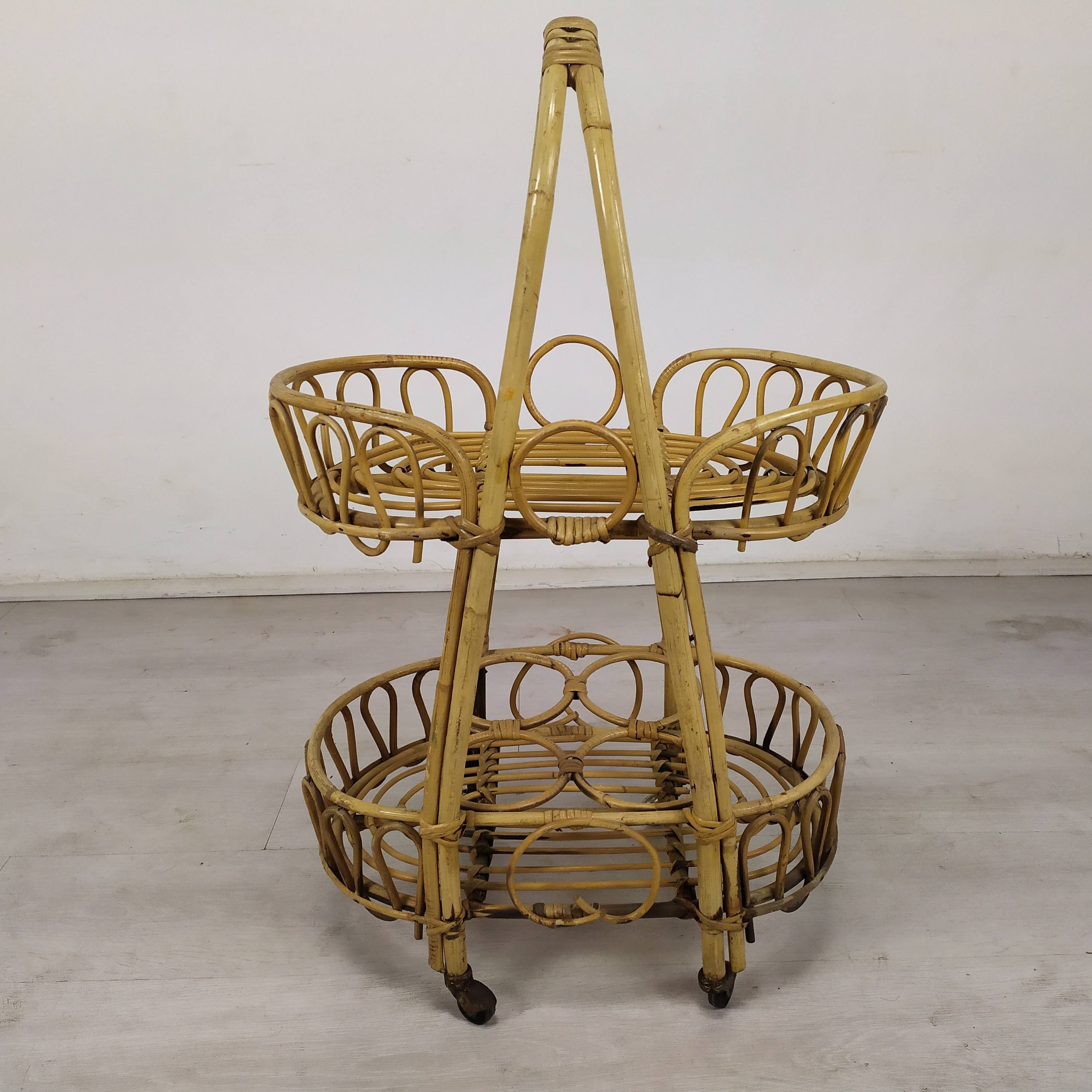 Rattan bar service