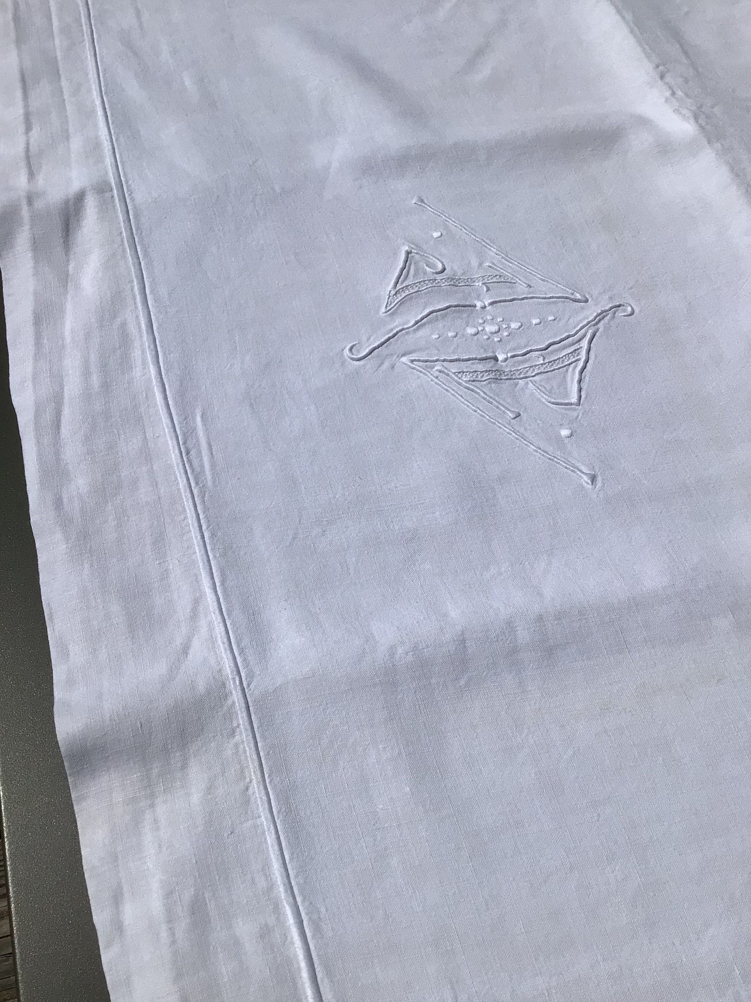 JP embroidered sheet highlighted wide bumblebee dot triangles