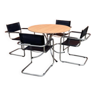 Effezeta round table in brown with a wooden top and chrome metal base, accompanied by 4 cantilever chairs.
