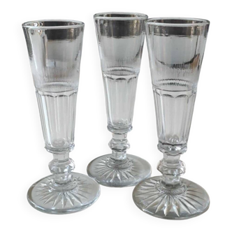 Lot 3 anciennes Flûtes en cristal de Baccarat, XIXème, style Empire/Régence. En verre cristallin