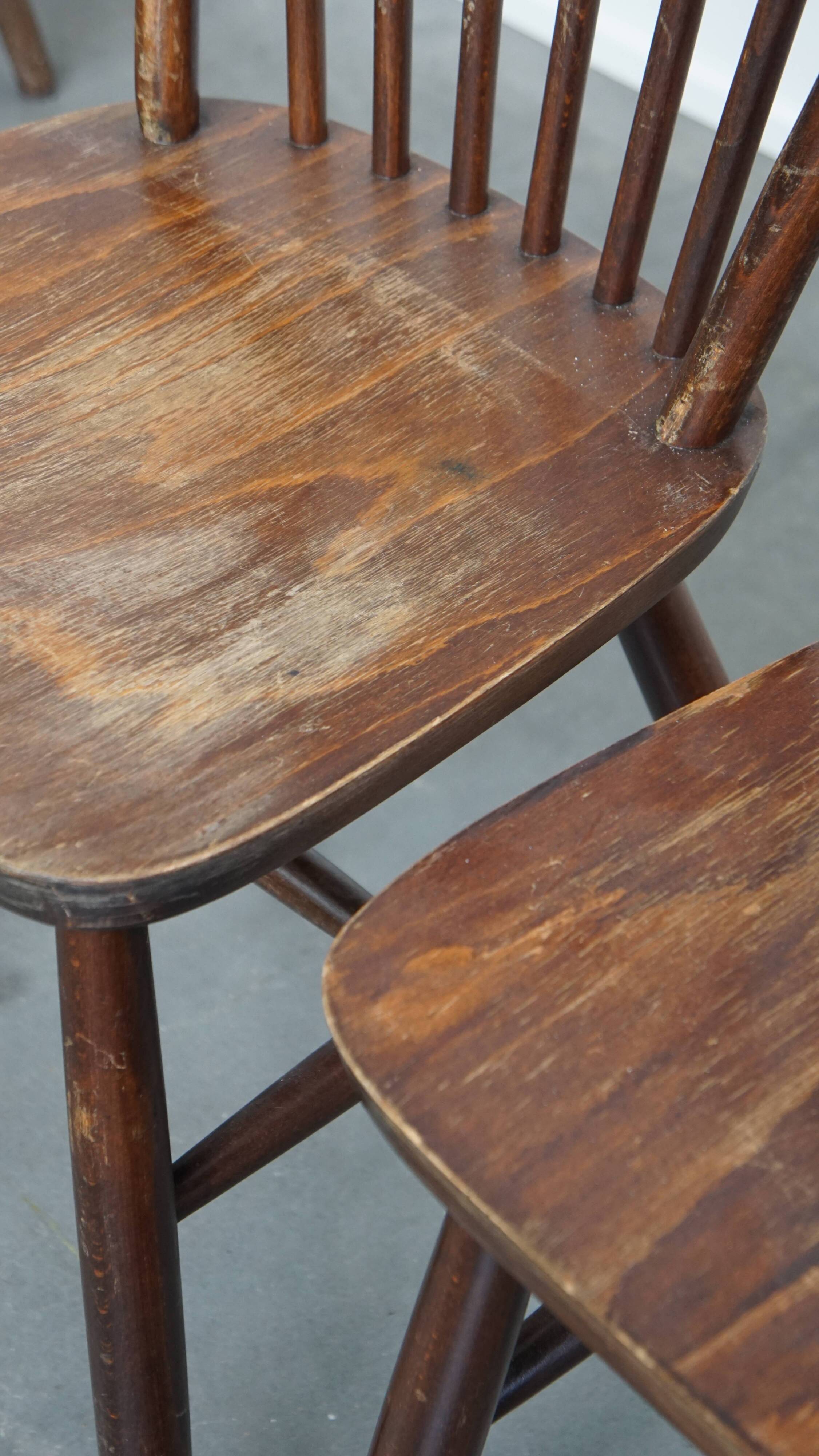 Ensemble de 8 chaises Windsor vintage en bois à dossier fuseau des années 1970
