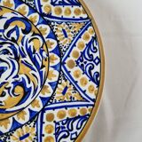 Ancienne assiette en céramique ou faïence espagnole fabriquée et peinte à la main Milieu du siècle
