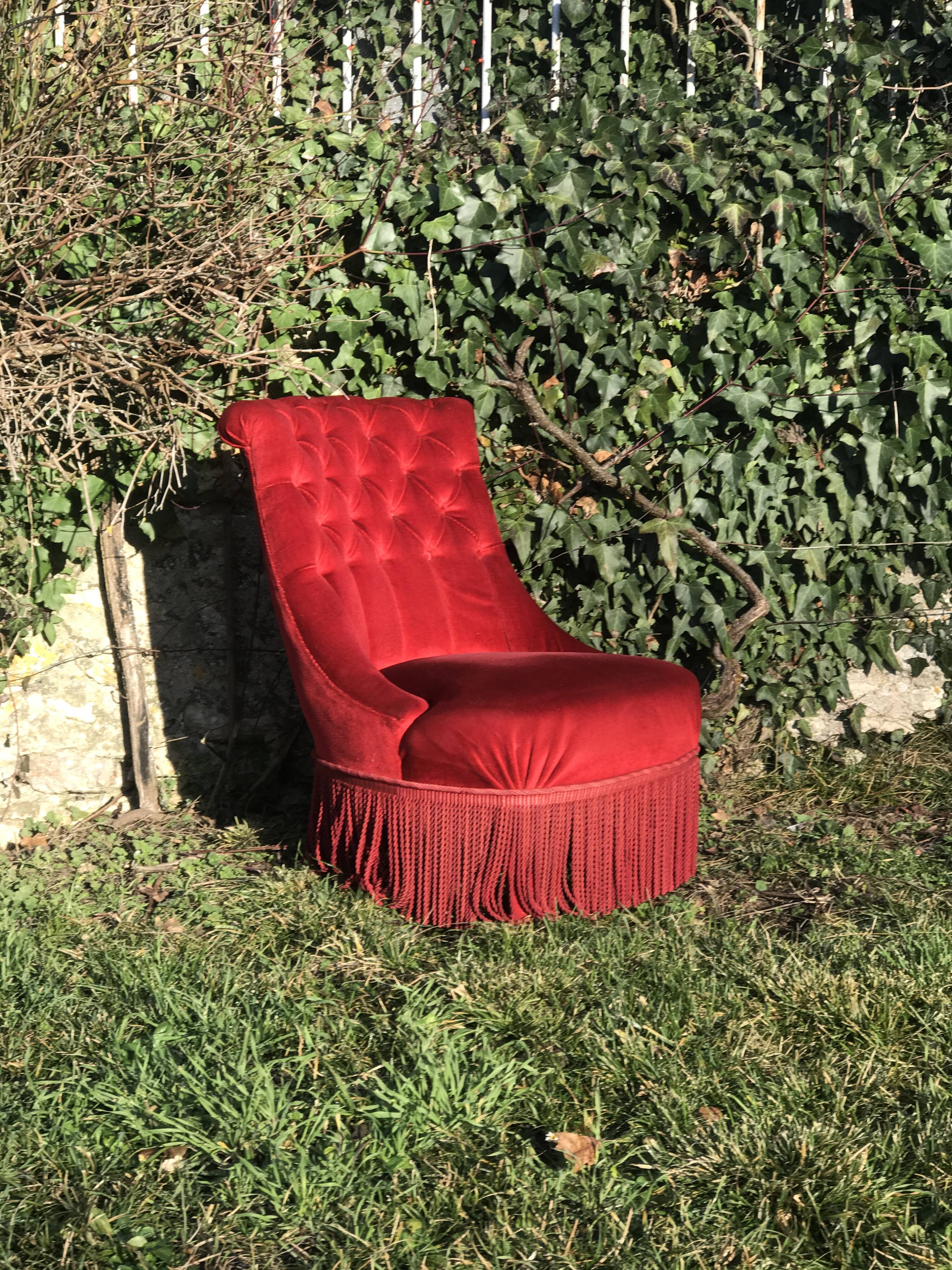Red velvet toad chair