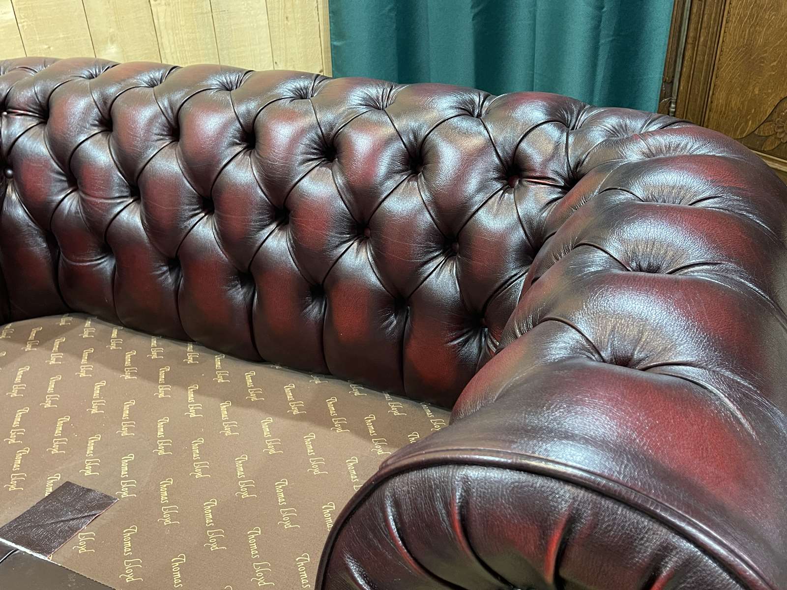 Pair of 2-seater leather Chesterfield sofas from the 1990s by Thomas LLOYD