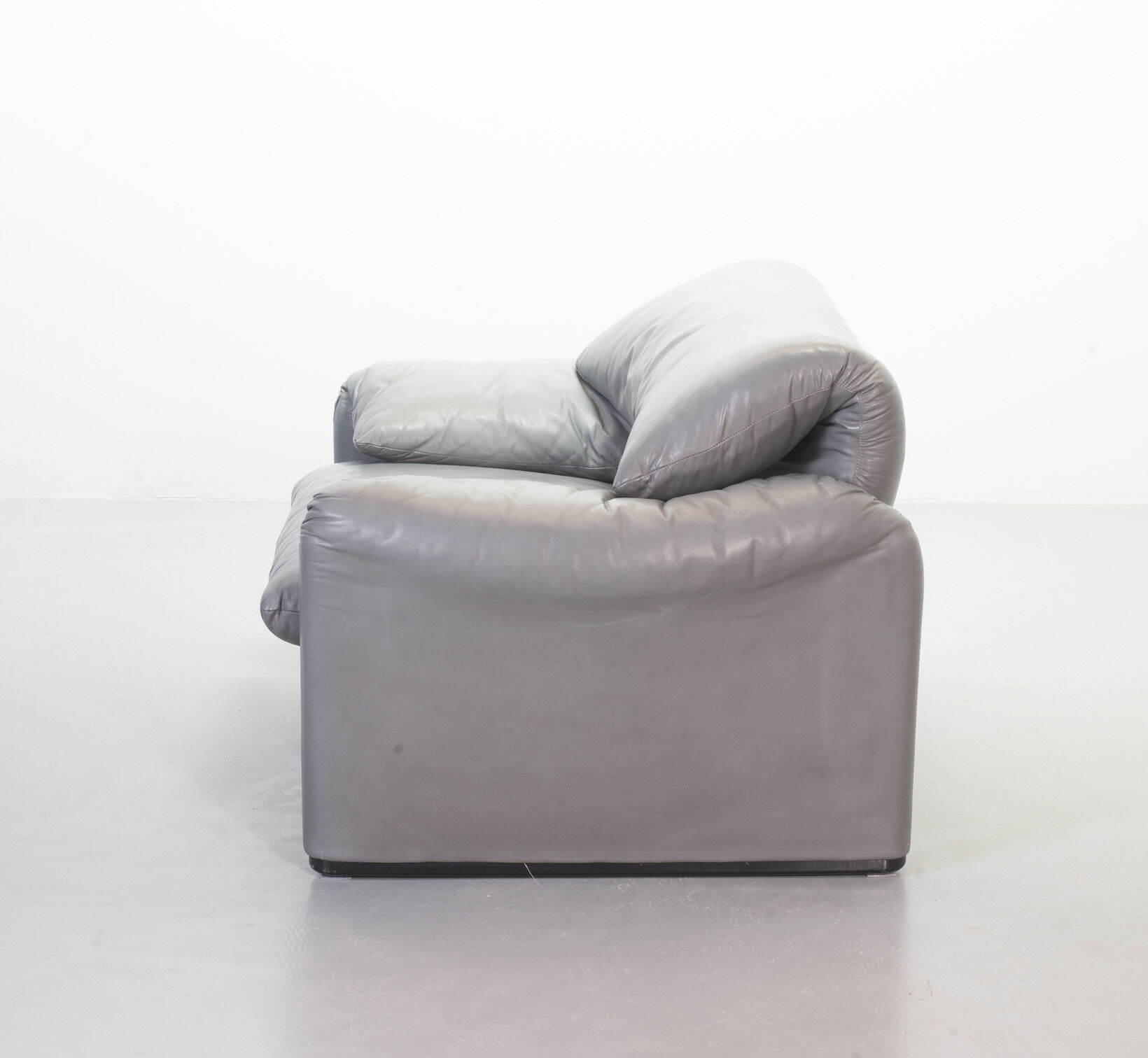 Cassina Lounge Chair 'Maralunga' by Vico Magistretti in Grey Leather 1970s