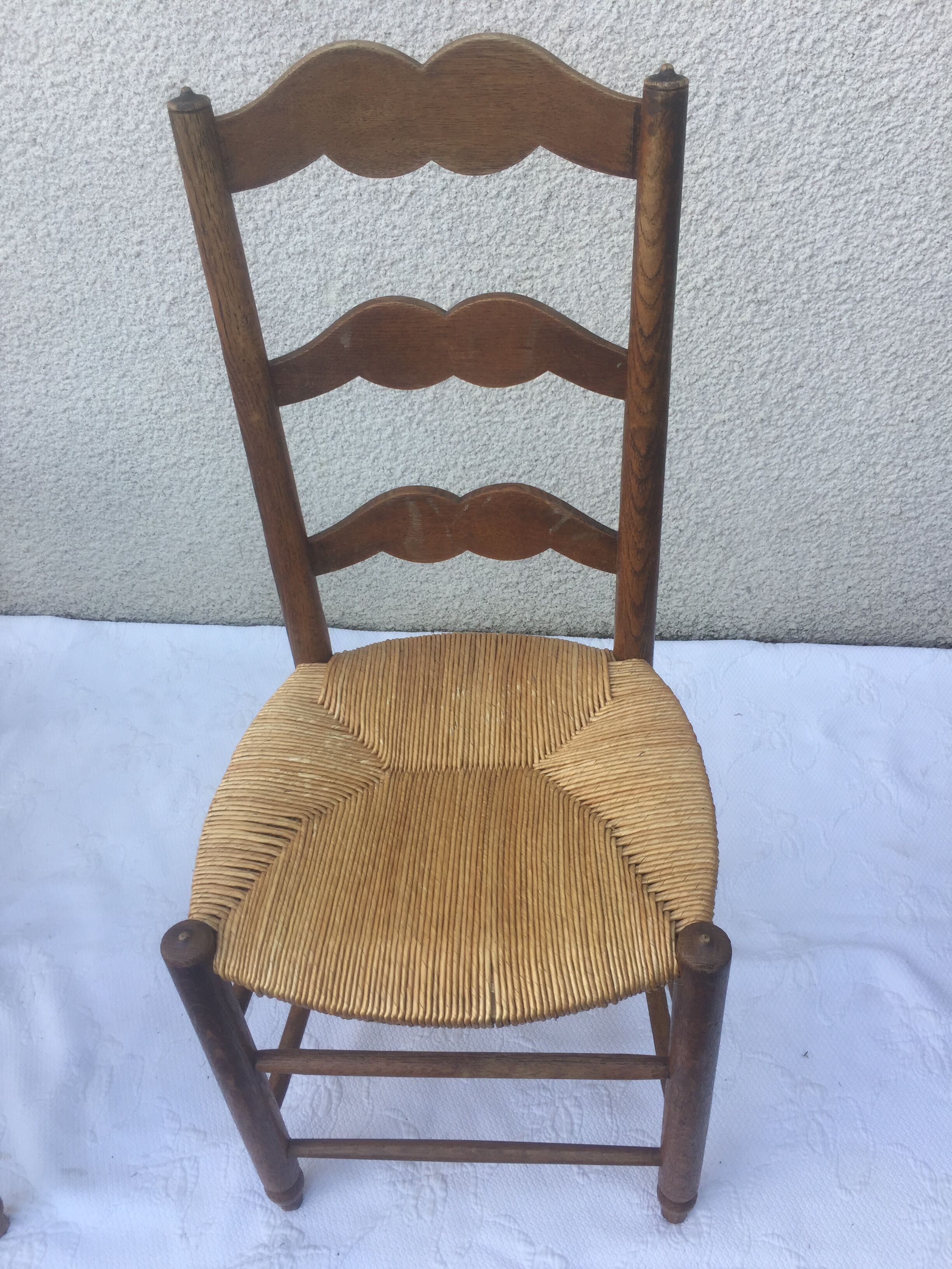 4 mulched country chairs