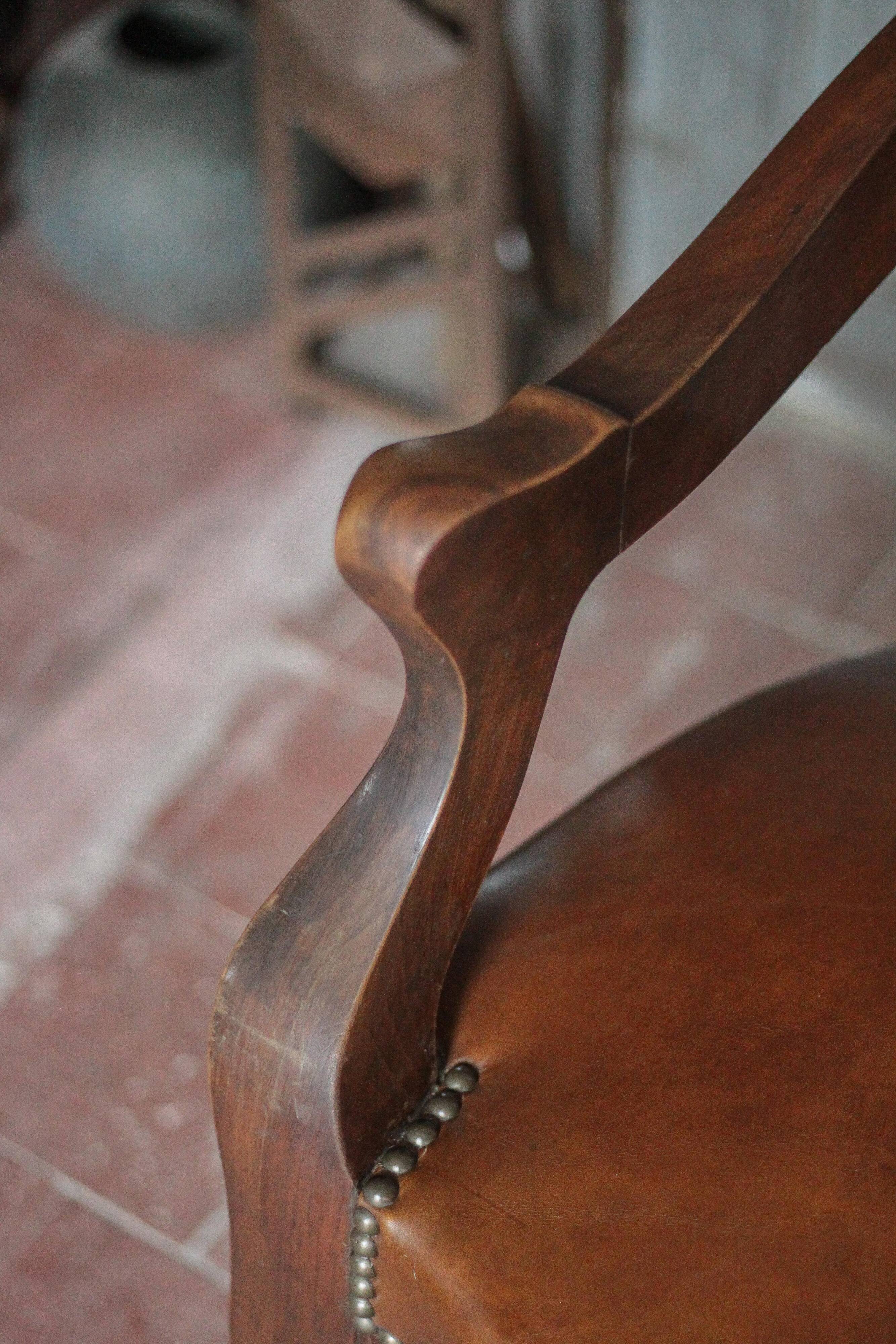 Barber chair in wood and leather with adjustable headrest, office chair.