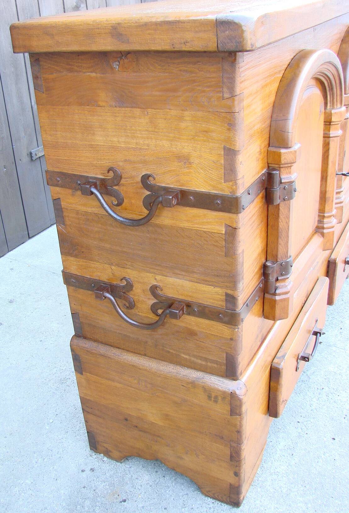 Rustic oak chest of drawers from the 1950s | Solid wood | Hand-forged fitti