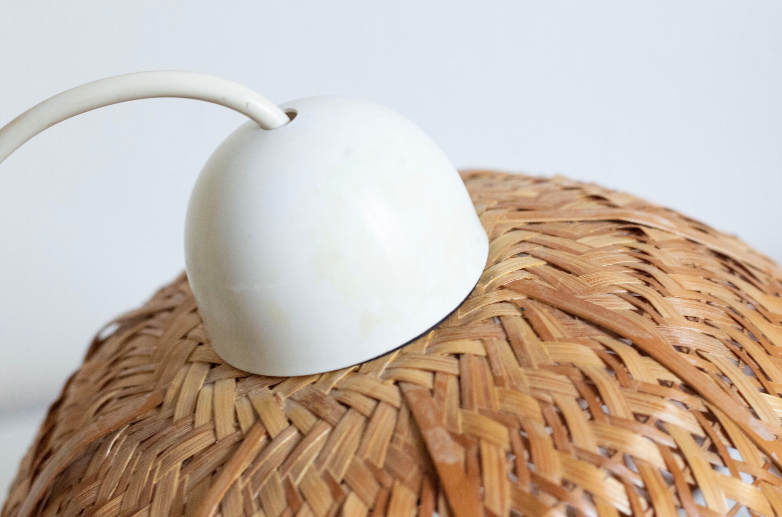 Vintage flower suspension in wicker rattan