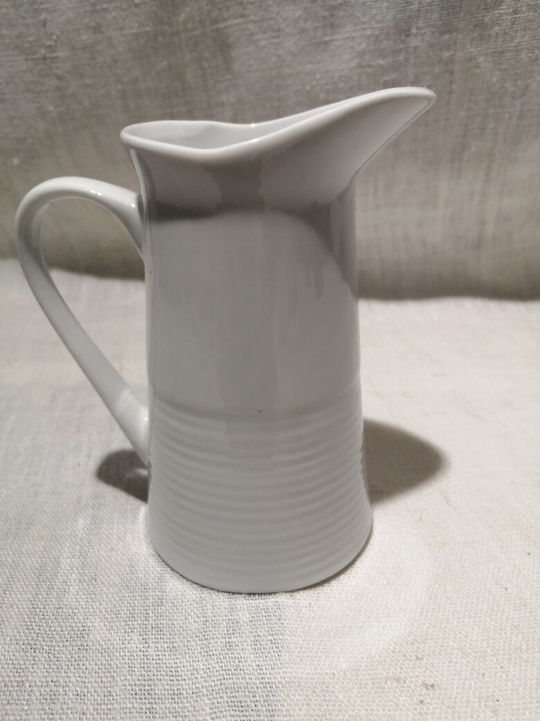 Porcelain milk pot