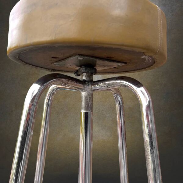 Tabouret haut industriel réglable en métal chromé et cuir beige, années 50-60