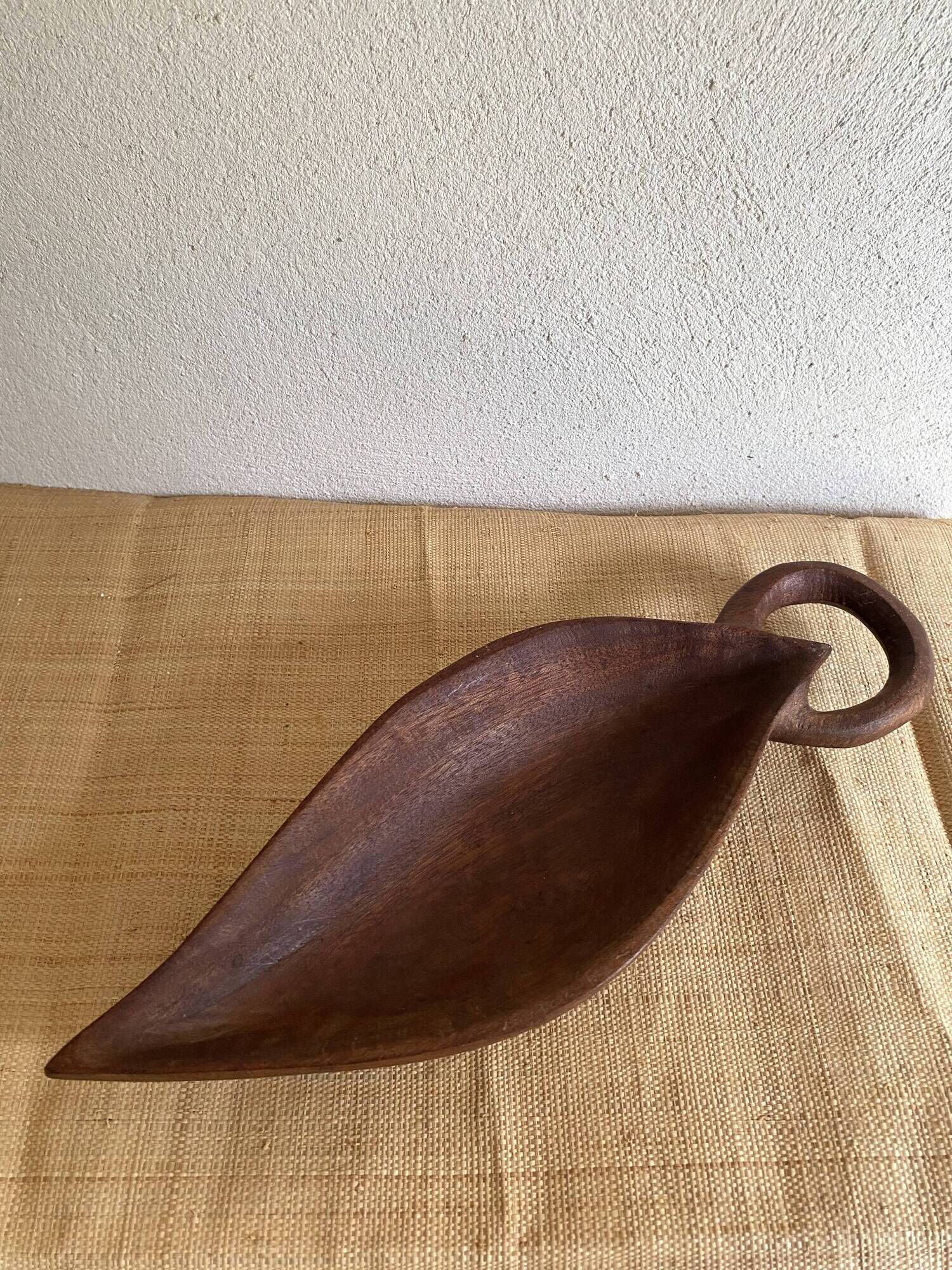 Wooden plate sculpted piece