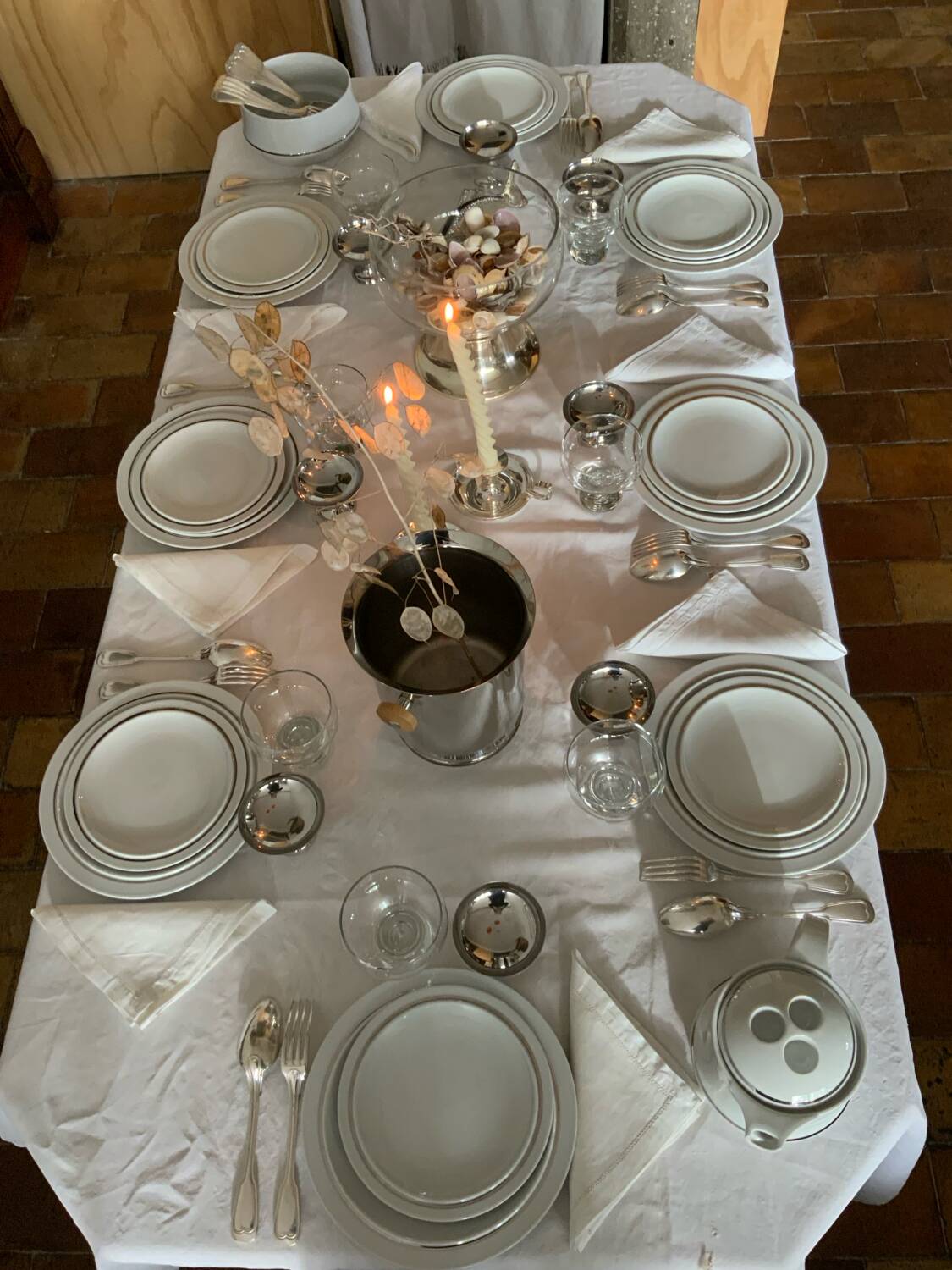 White and silver plates